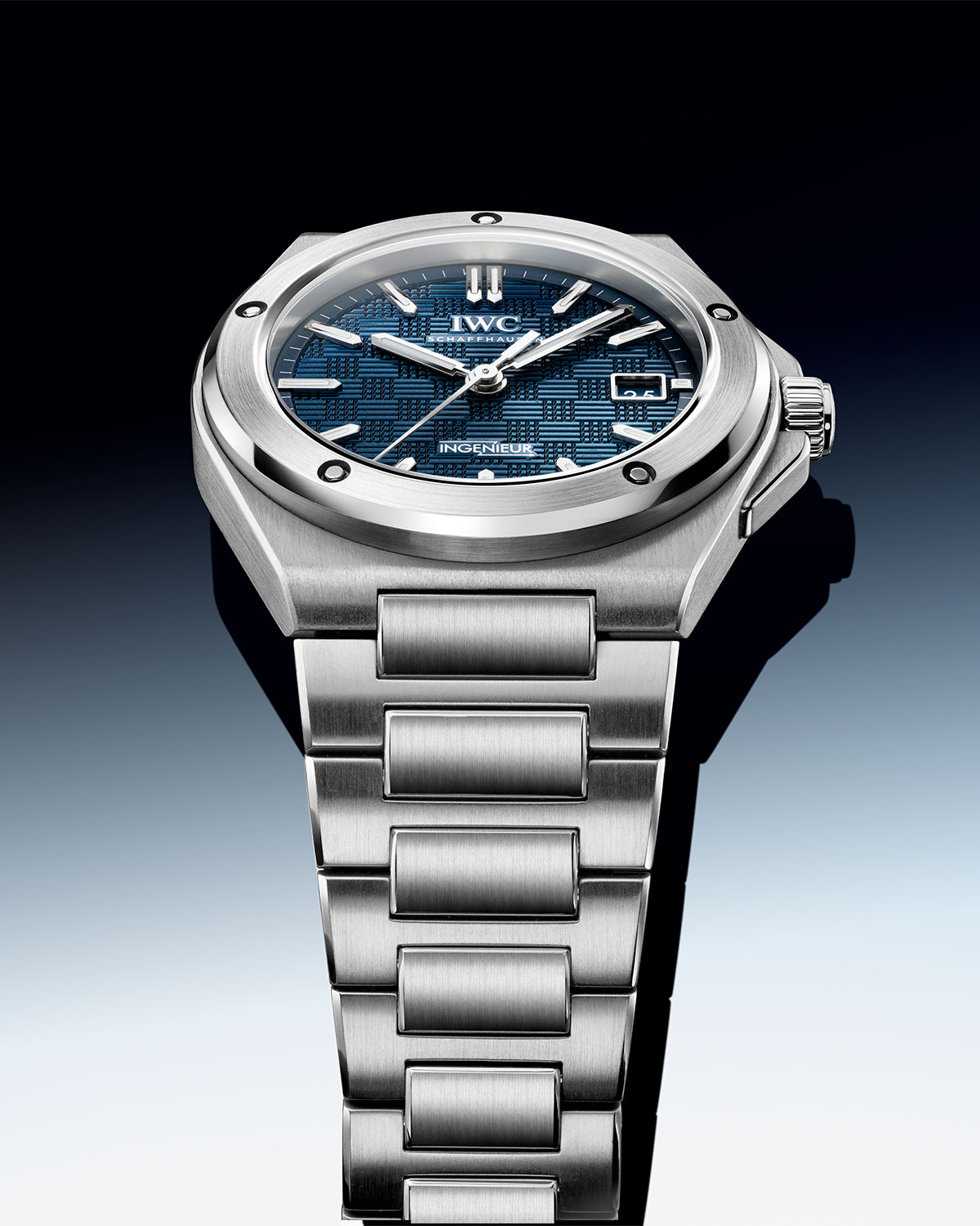 IWC Ingenieur Automatic 40 ra mắt phiên bản mặt số xanh.