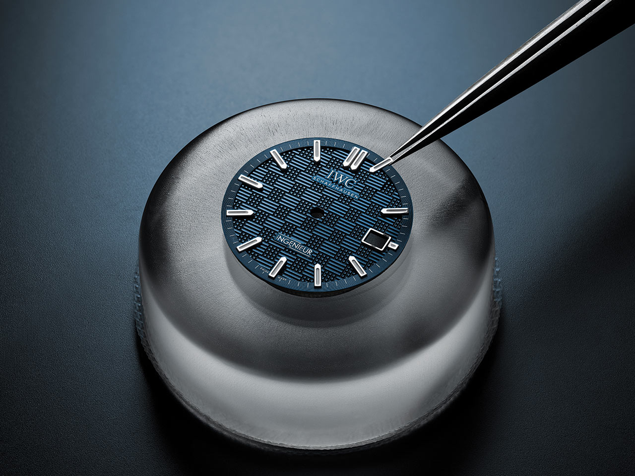 IWC Ingenieur Automatic 40 ra mắt phiên bản mặt số xanh.
