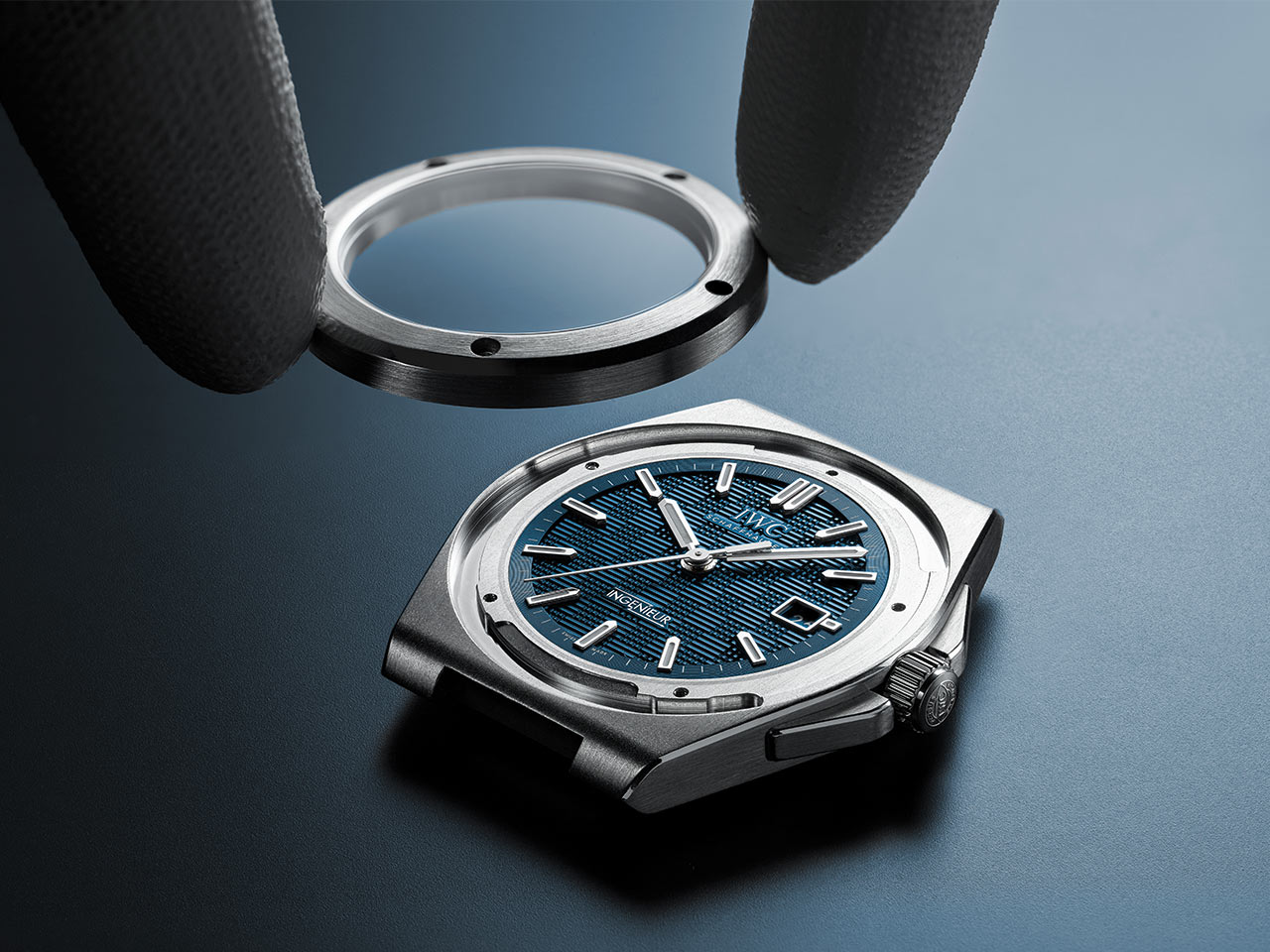 IWC Ingenieur Automatic 40 ra mắt phiên bản mặt số xanh.