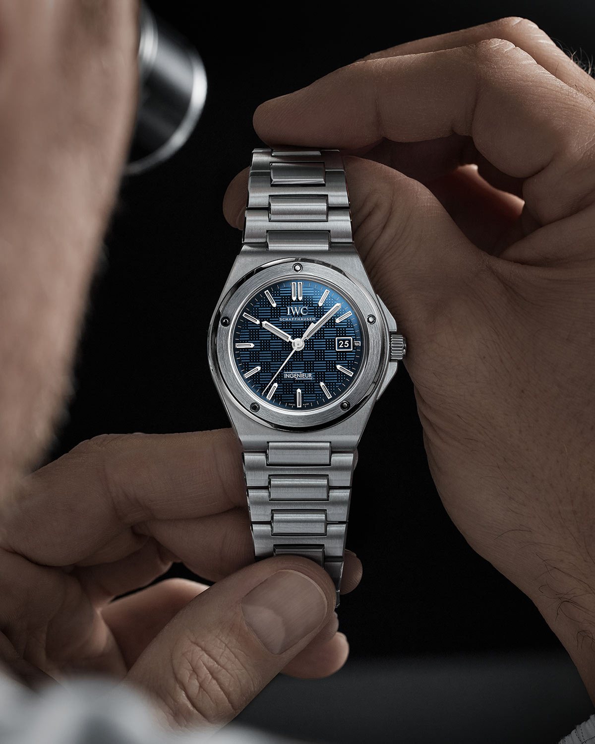 IWC Ingenieur Automatic 40 ra mắt phiên bản mặt số xanh.