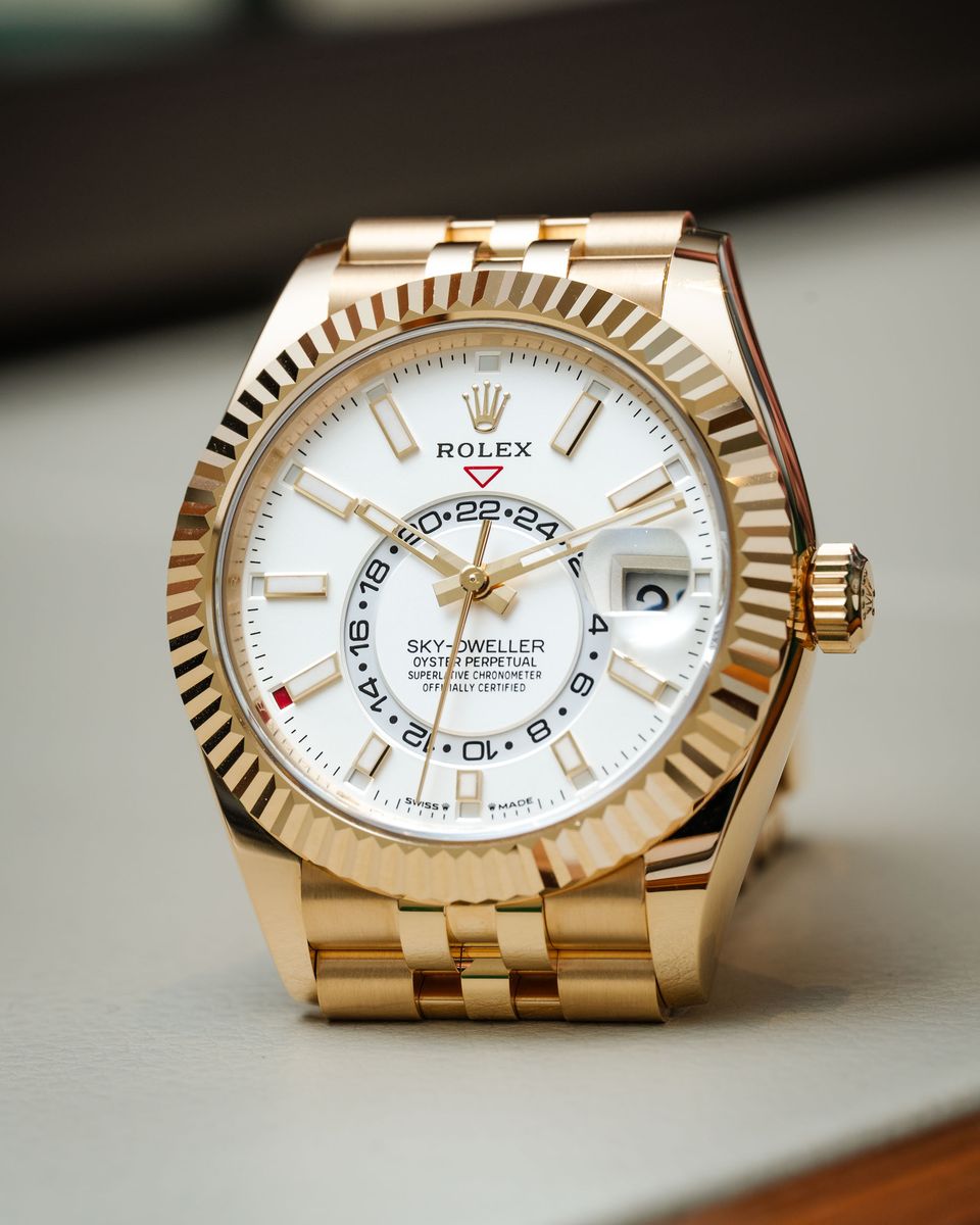 Trên tay chiếc Đồng hồ Rolex Sky-Dweller 336938 18k vàng khối