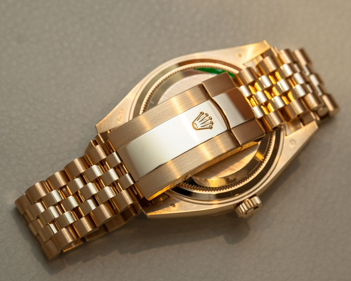 Trên tay chiếc Đồng hồ Rolex Sky-Dweller 336938 18k vàng khối