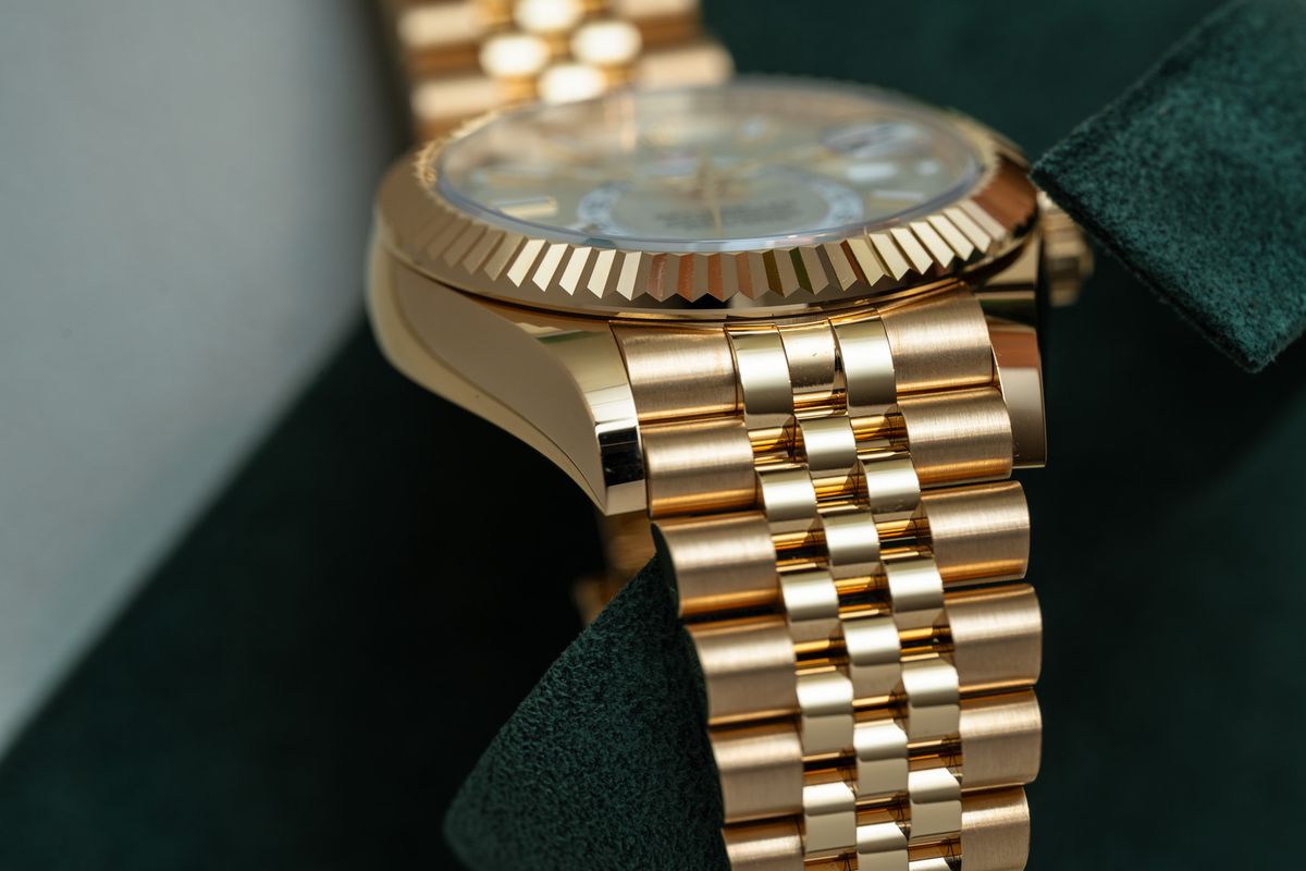 Trên tay chiếc Đồng hồ Rolex Sky-Dweller 336938 18k vàng khối