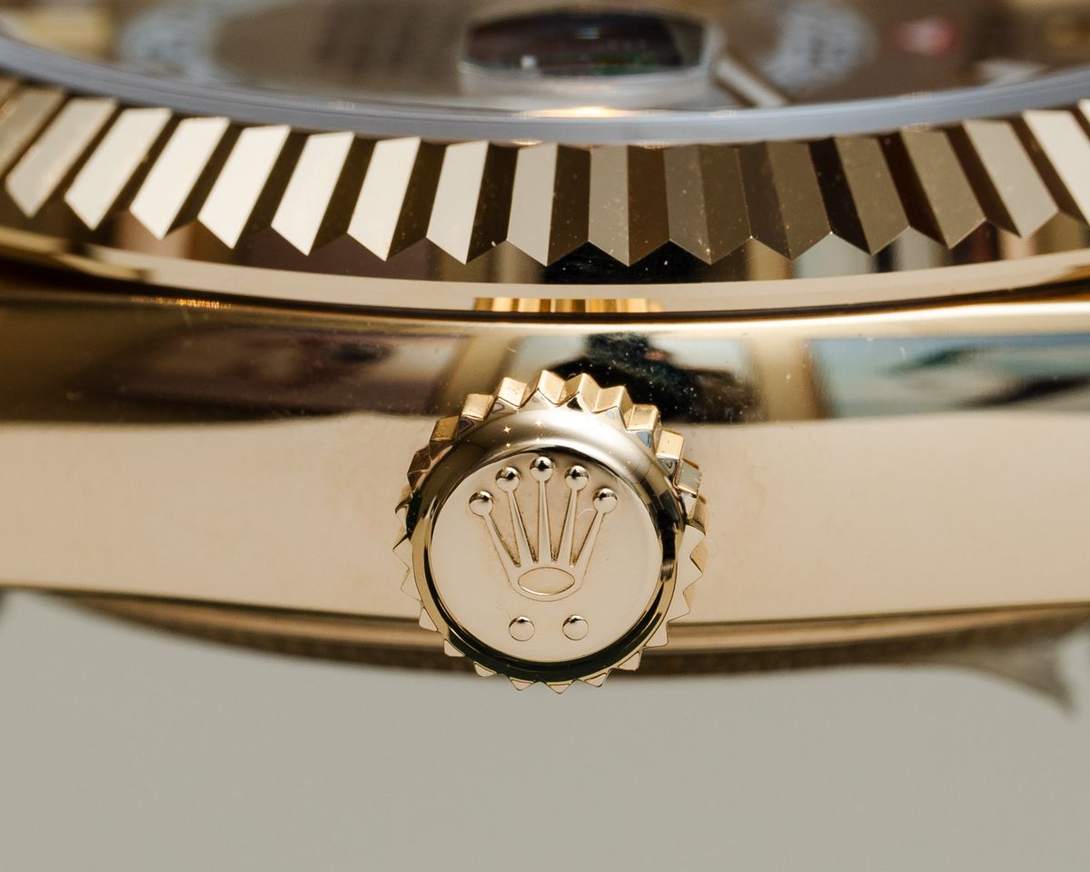 Trên tay chiếc Đồng hồ Rolex Sky-Dweller 336938 18k vàng khối