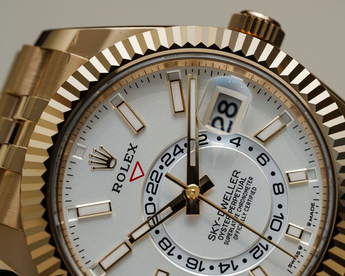 Trên tay chiếc Đồng hồ Rolex Sky-Dweller 336938 18k vàng khối