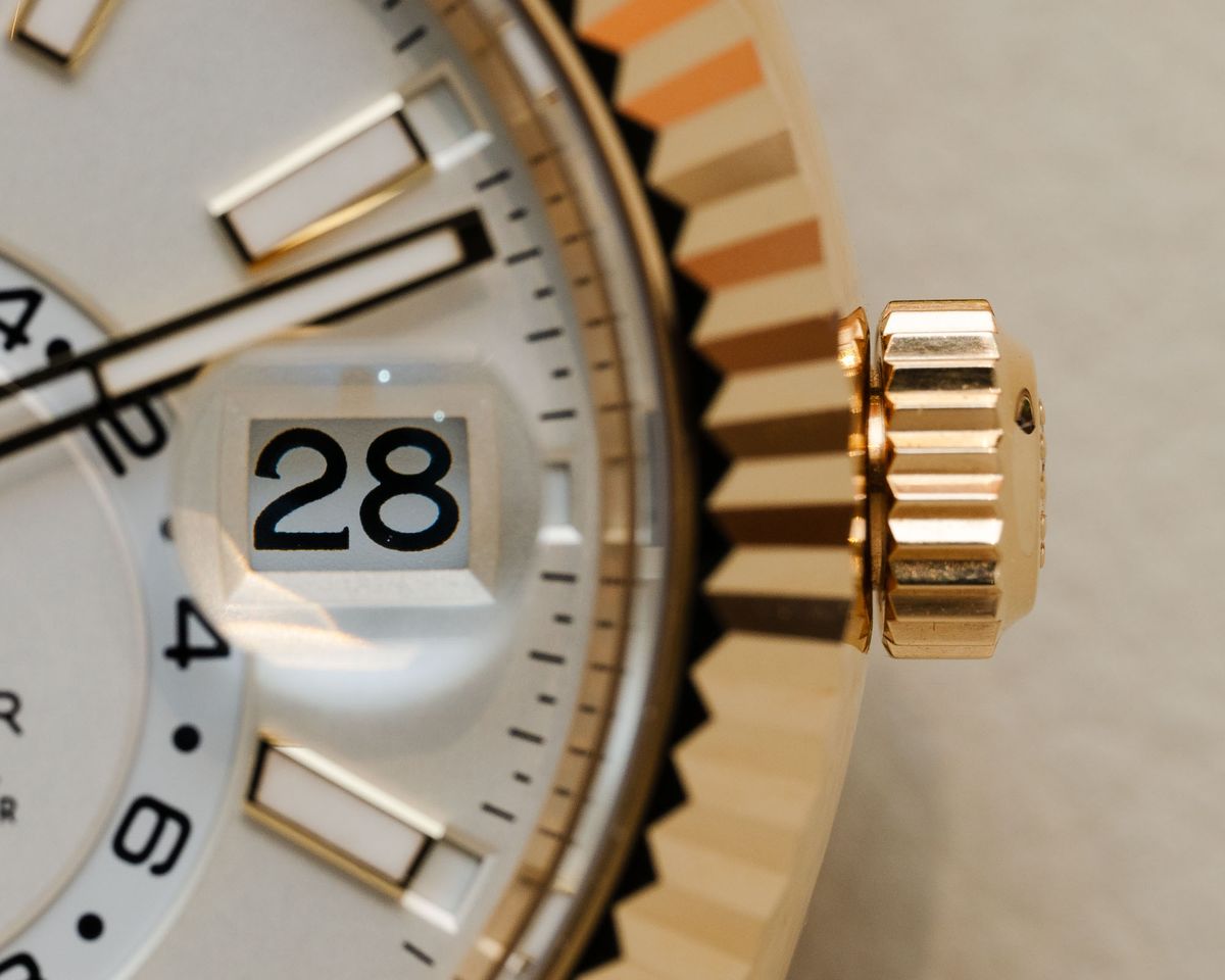 Trên tay chiếc Đồng hồ Rolex Sky-Dweller 336938 18k vàng khối 6 Trên tay chiếc Đồng hồ Rolex Sky-Dweller 336938 18k vàng khối