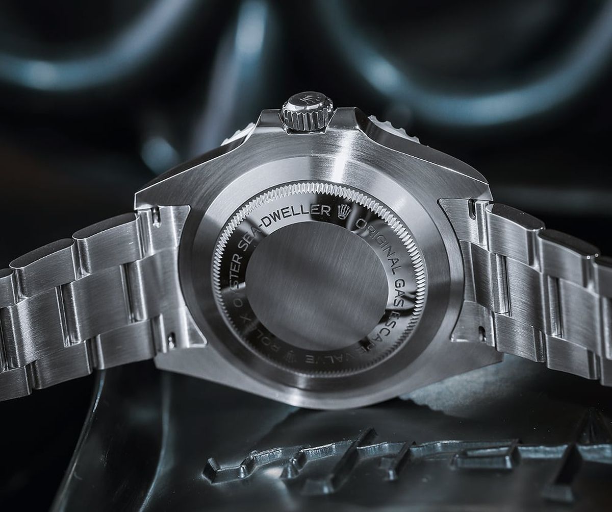 Mặt sau của đồng hồ Rolex chính hãng