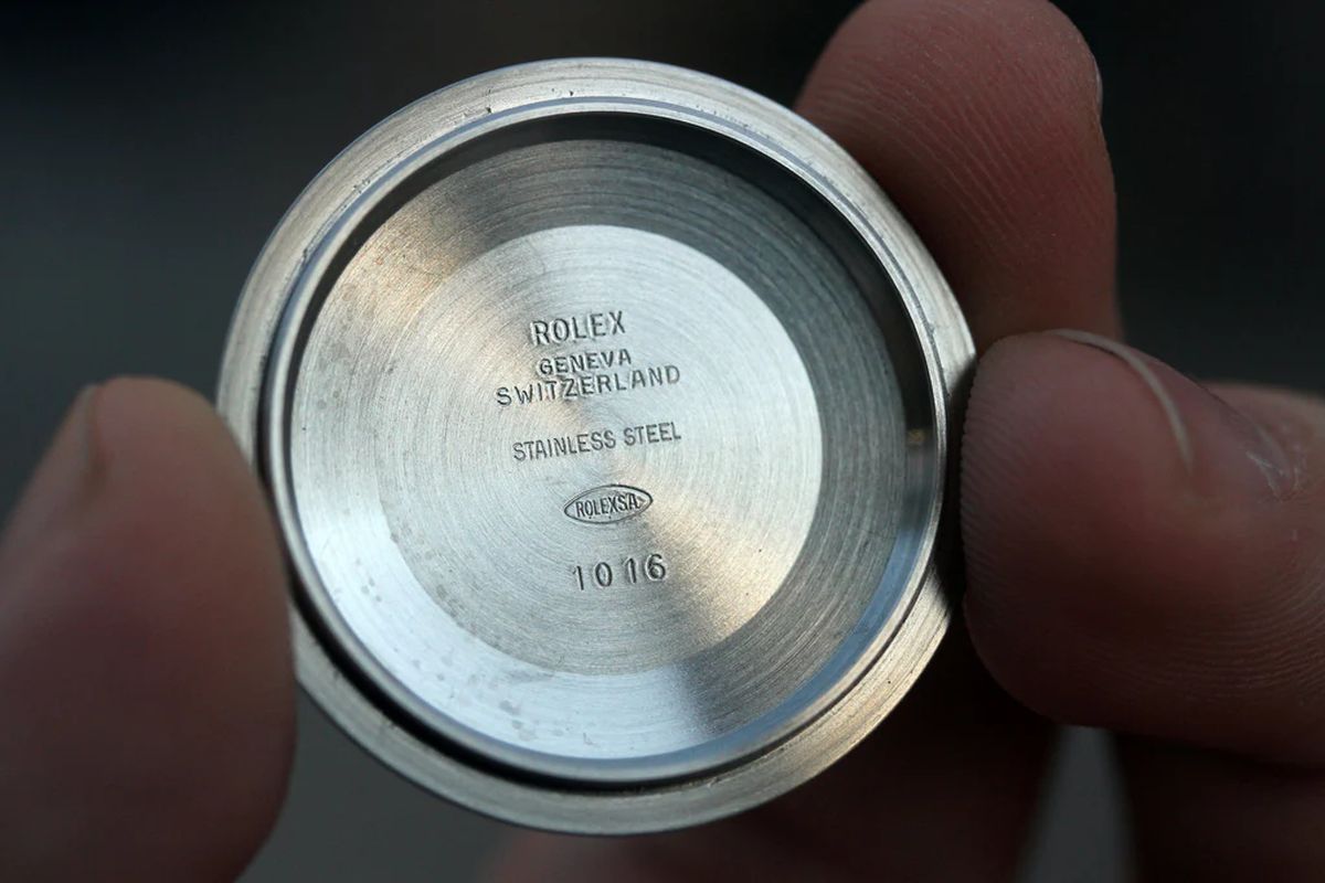Mặt sau của đồng hồ Rolex chính hãng