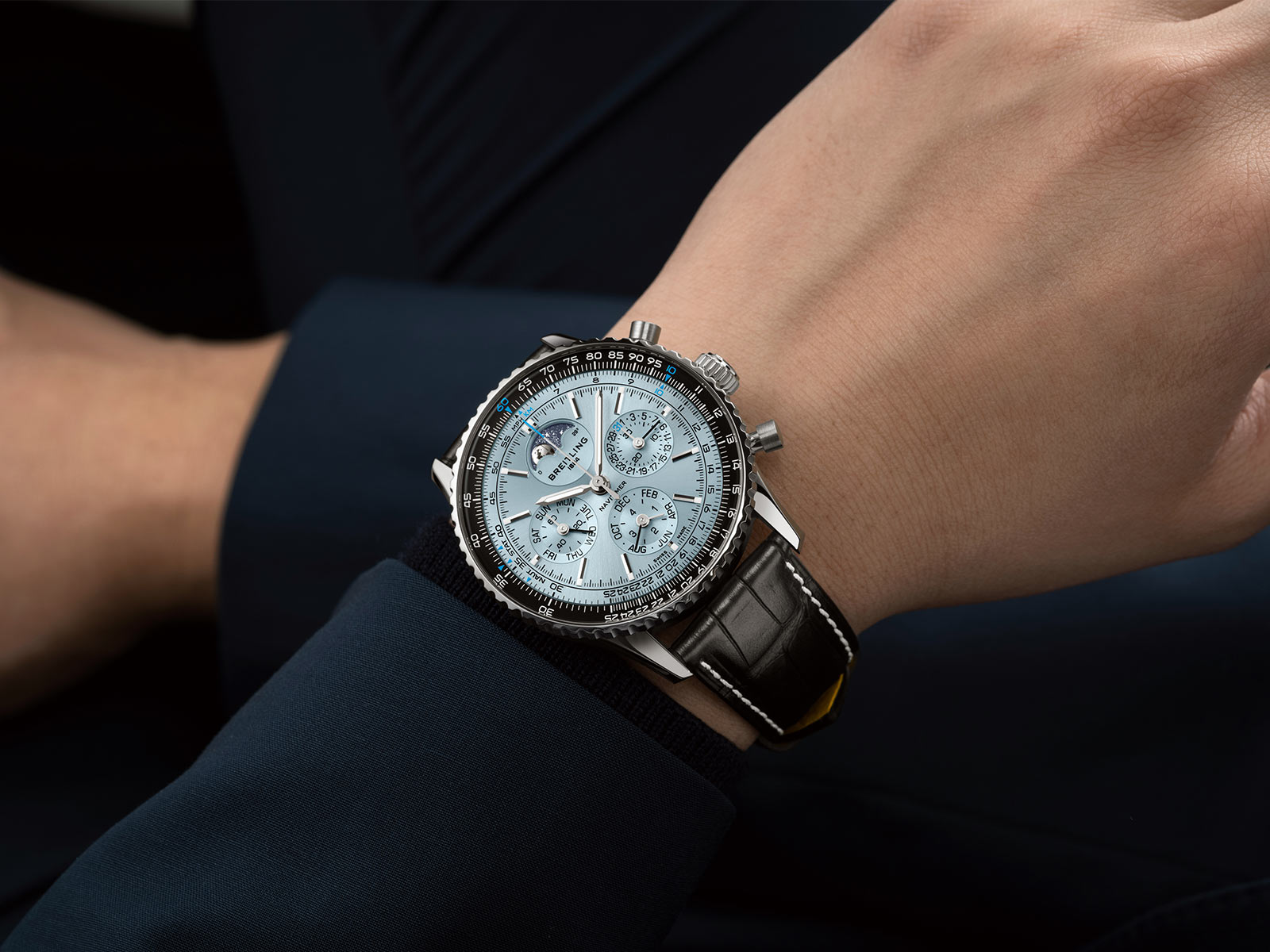 Đồng hồ bấm giờ Breitling Navitimer B19 43 Lịch vạn niên