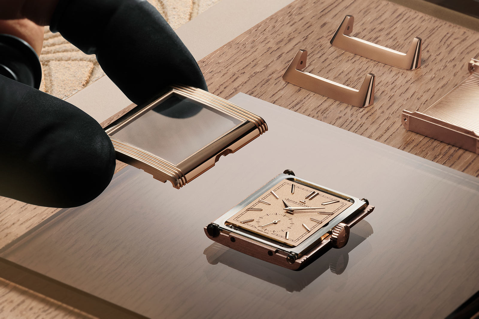 Jaeger-LeCoultre Reverso Tribute Monoface Small Seconds với dây đeo Milanese bằng vàng hồng Q713216J