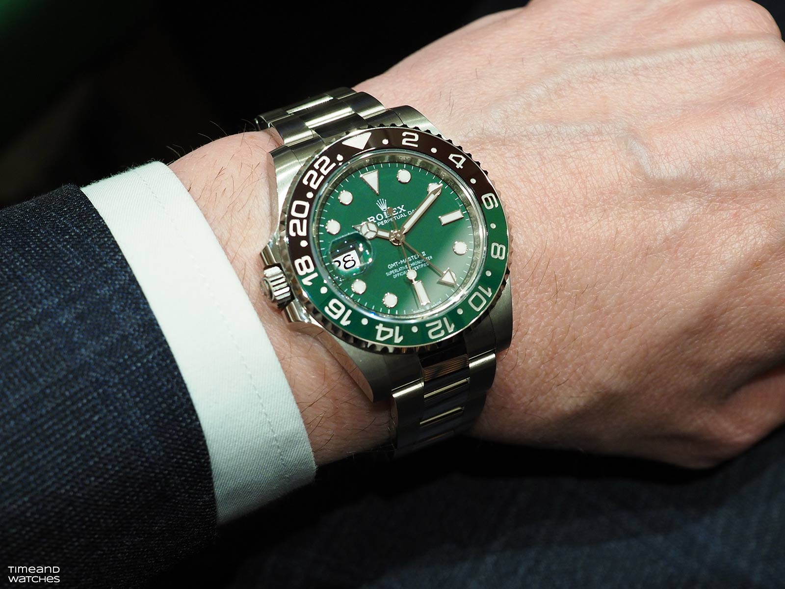 Rolex lần đầu tiên trình làng mặt số gốm ceramic trên mẫu GMT-Master II 126729 VTNR chế tác từ vàng trắng