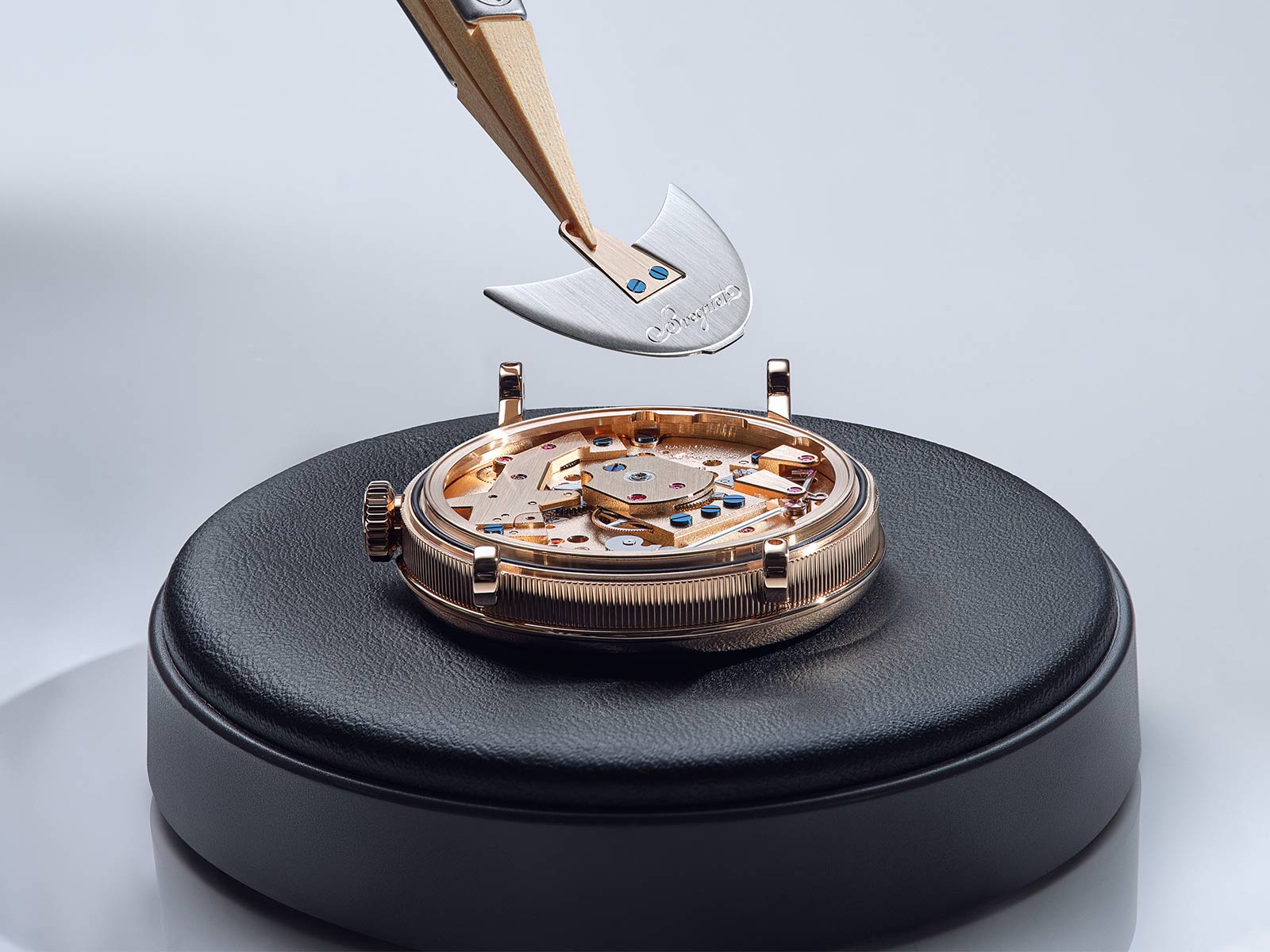 Breguet ra mắt đồng hồ kỷ niệm 250 năm bản vàng xanh