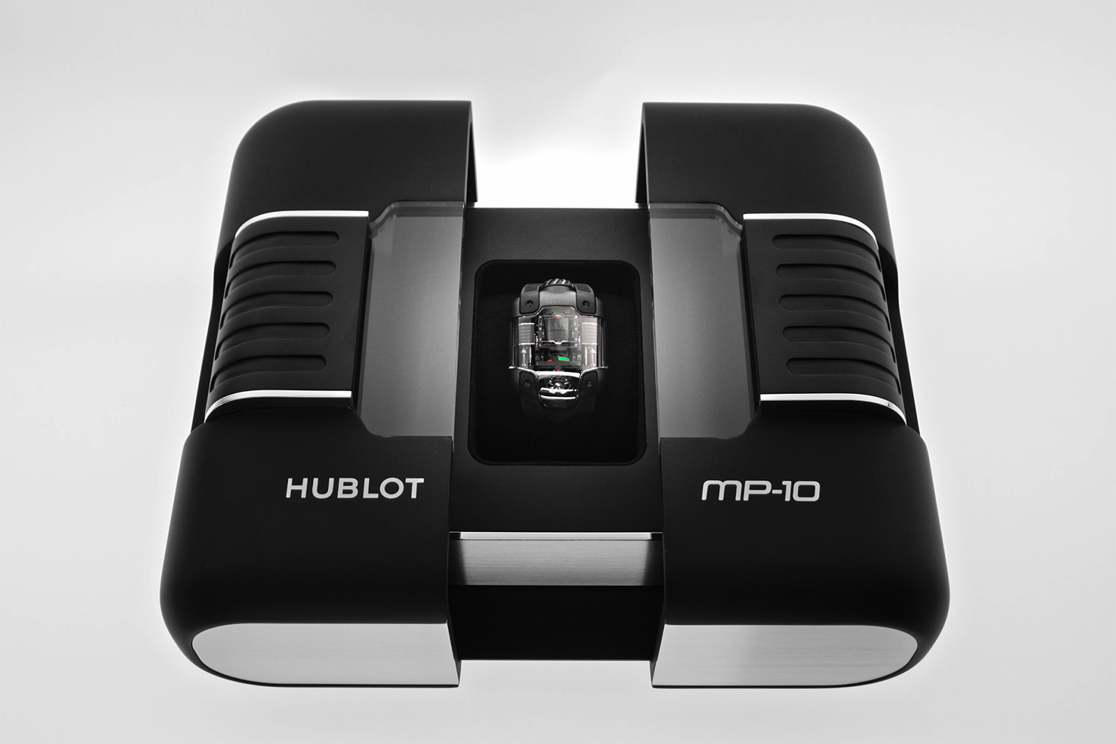 Hublot tái định hình MP-10 Tourbillon với hai phiên bản vỏ mới làm từ sapphire và gốm đen.