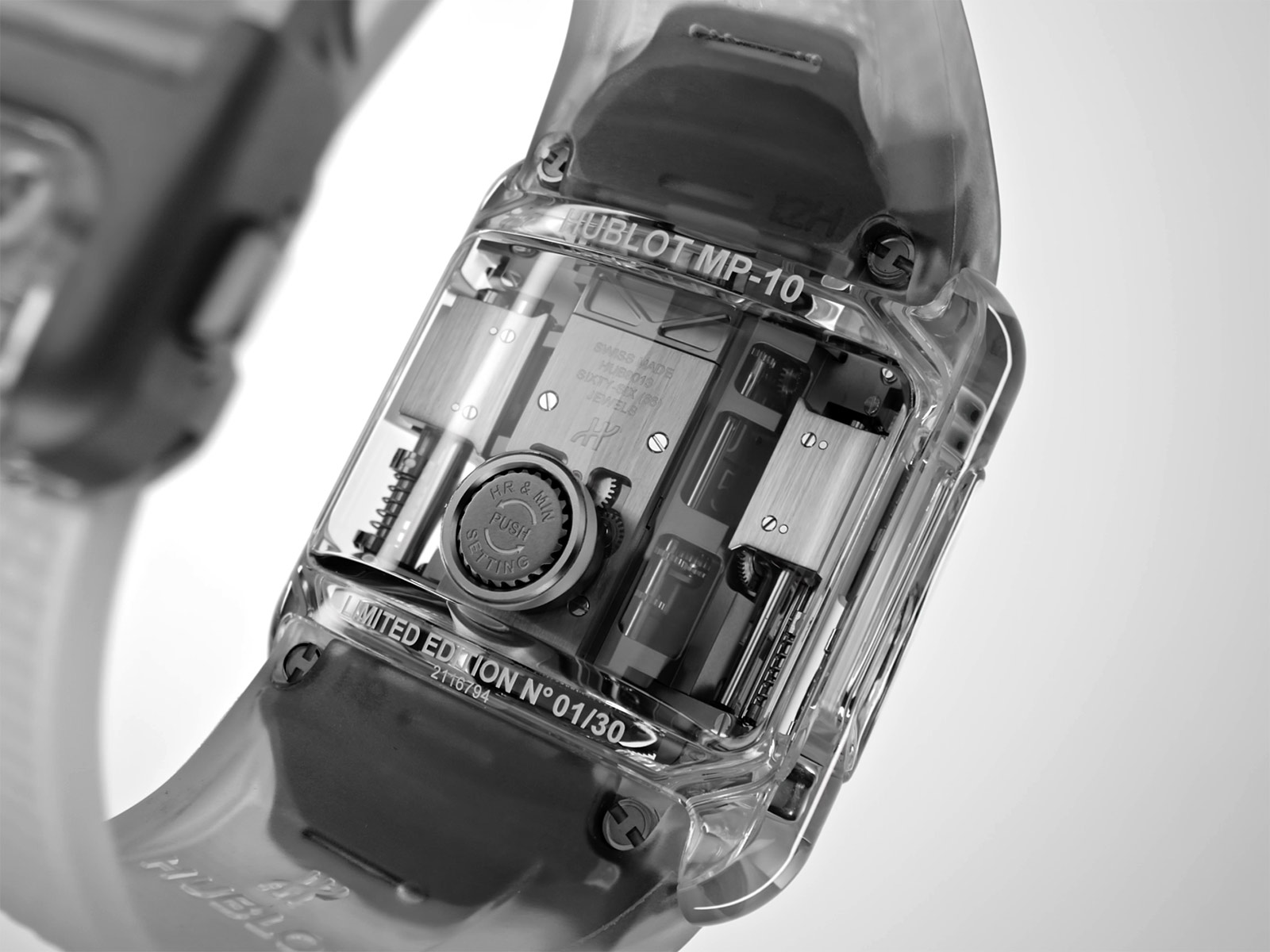 Hublot tái định hình MP-10 Tourbillon với hai phiên bản vỏ mới làm từ sapphire và gốm đen.