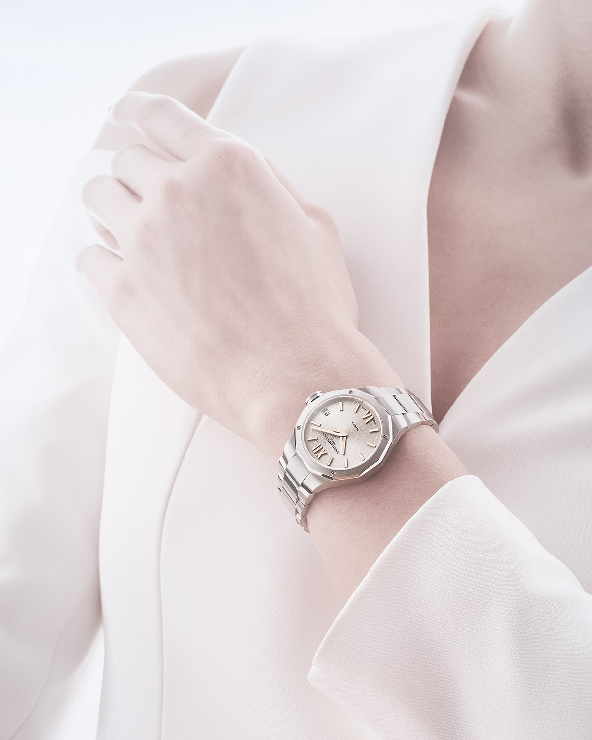 Baume & Mercier ra mắt năm mẫu Riviera mới cho mùa hè 2025 9 Baume & Mercier ra mắt năm mẫu Riviera mới cho mùa hè 2025