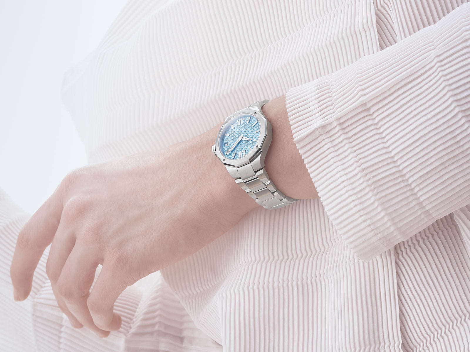 Baume & Mercier ra mắt năm mẫu Riviera mới cho mùa hè 2025 10 Baume & Mercier ra mắt năm mẫu Riviera mới cho mùa hè 2025