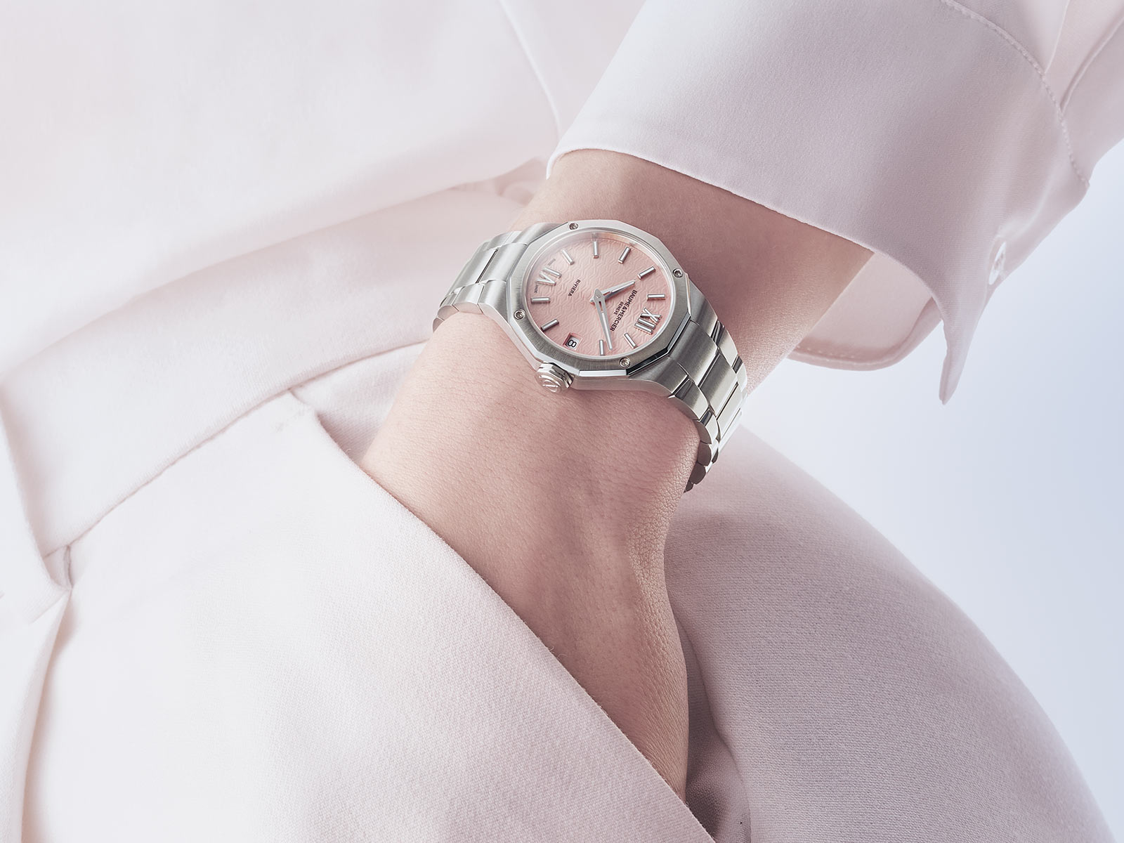 Baume & Mercier ra mắt năm mẫu Riviera mới cho mùa hè 2025 11 Baume & Mercier ra mắt năm mẫu Riviera mới cho mùa hè 2025