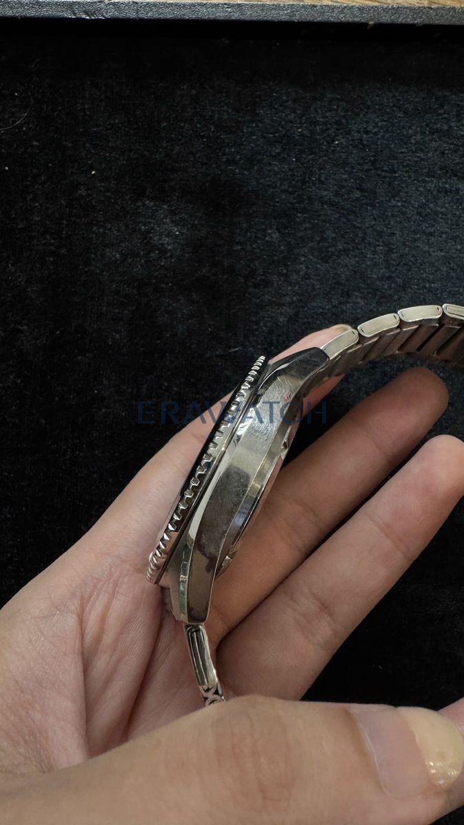 Thực hiện xử lý các vết xước dăm, đánh bóng đồng hồ Casio 