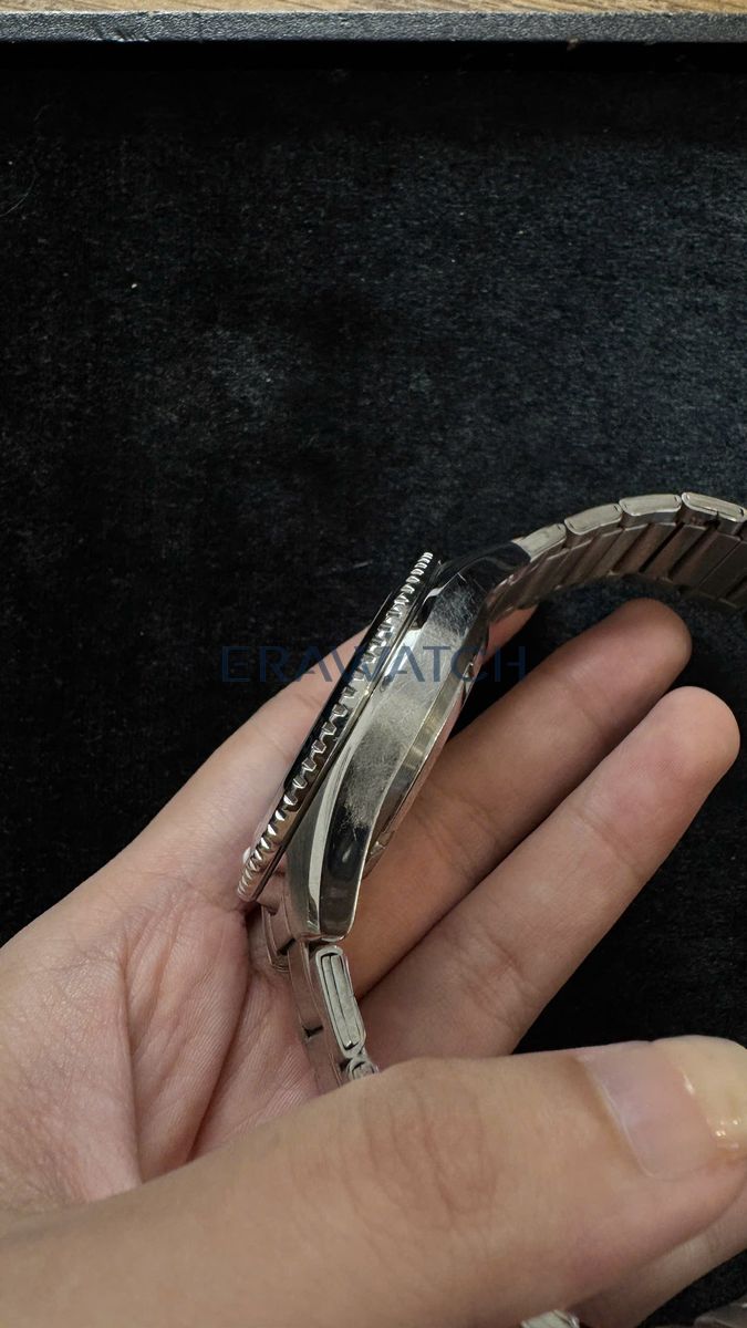 Thực hiện xử lý các vết xước dăm, đánh bóng đồng hồ Casio 