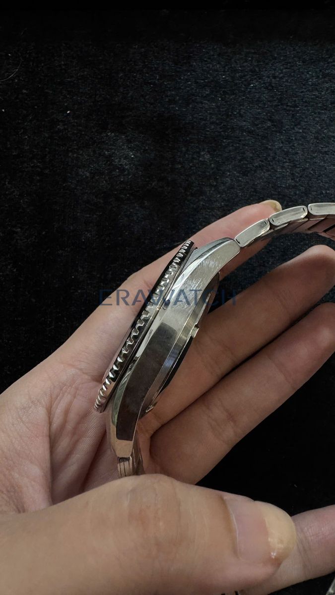 Thực hiện xử lý các vết xước dăm, đánh bóng đồng hồ Casio 