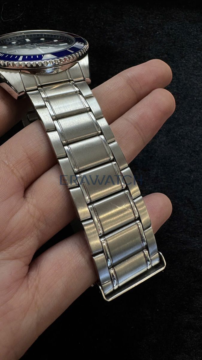 Thực hiện xử lý các vết xước dăm, đánh bóng đồng hồ Casio 