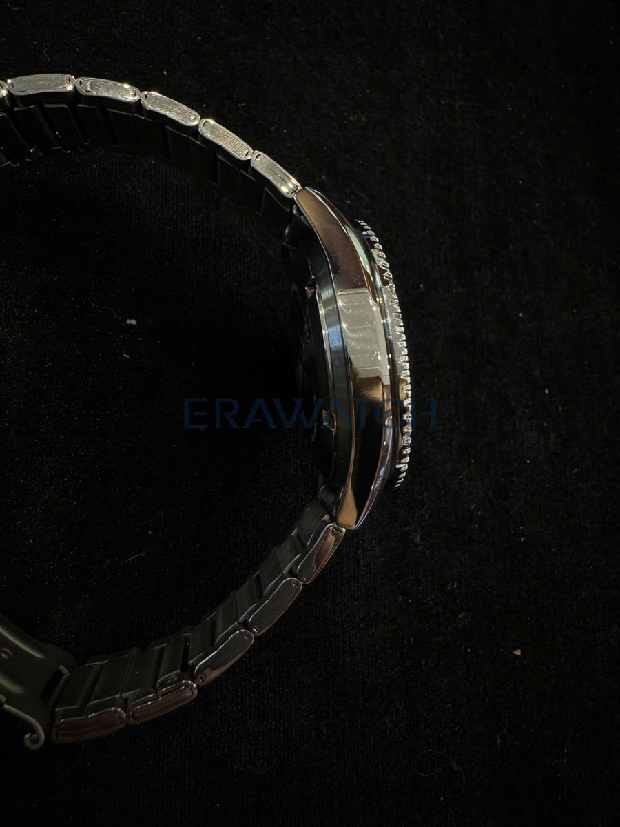 Thực hiện xử lý các vết xước dăm, đánh bóng đồng hồ Casio 