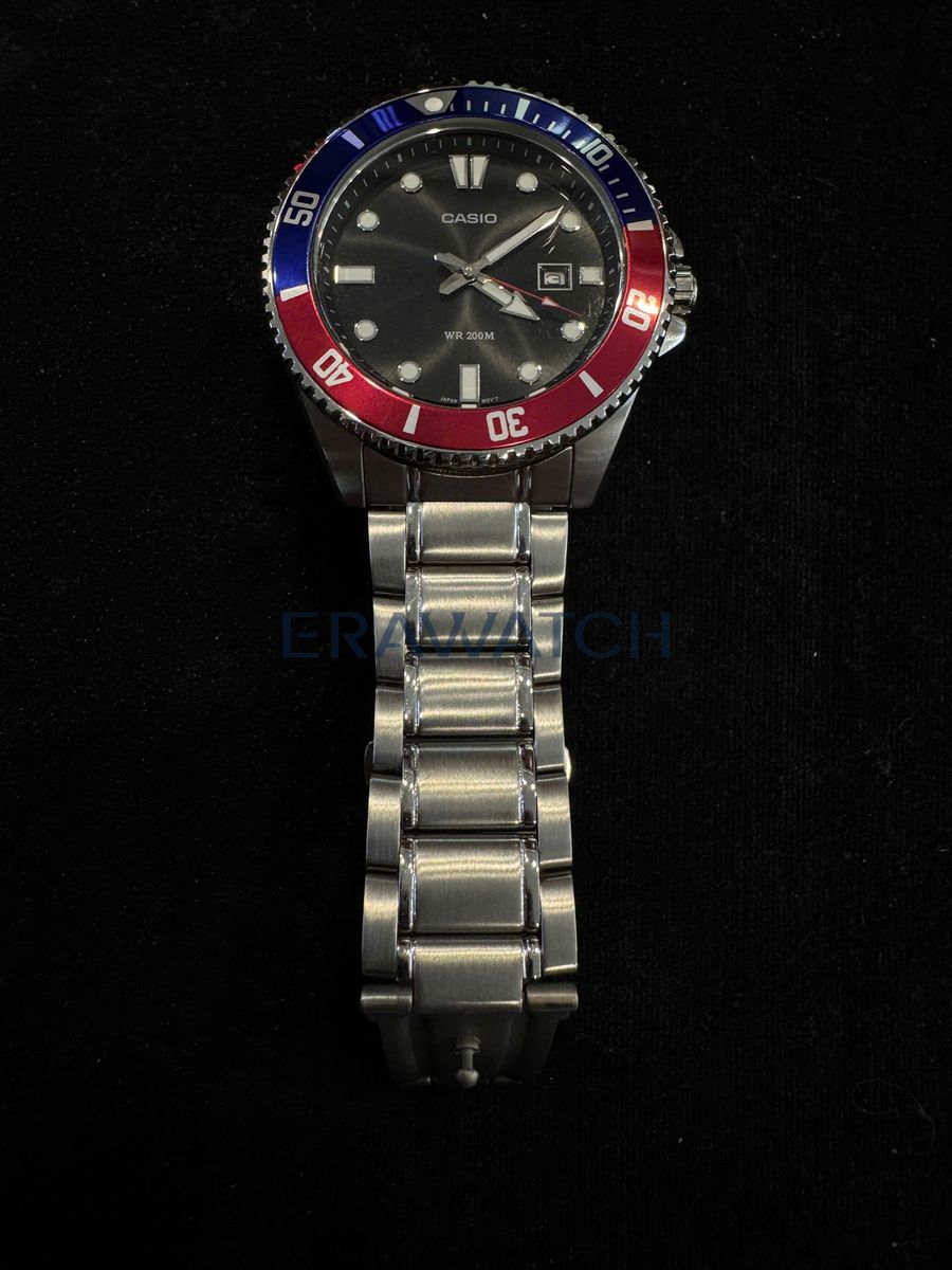 Thực hiện xử lý các vết xước dăm, đánh bóng đồng hồ Casio