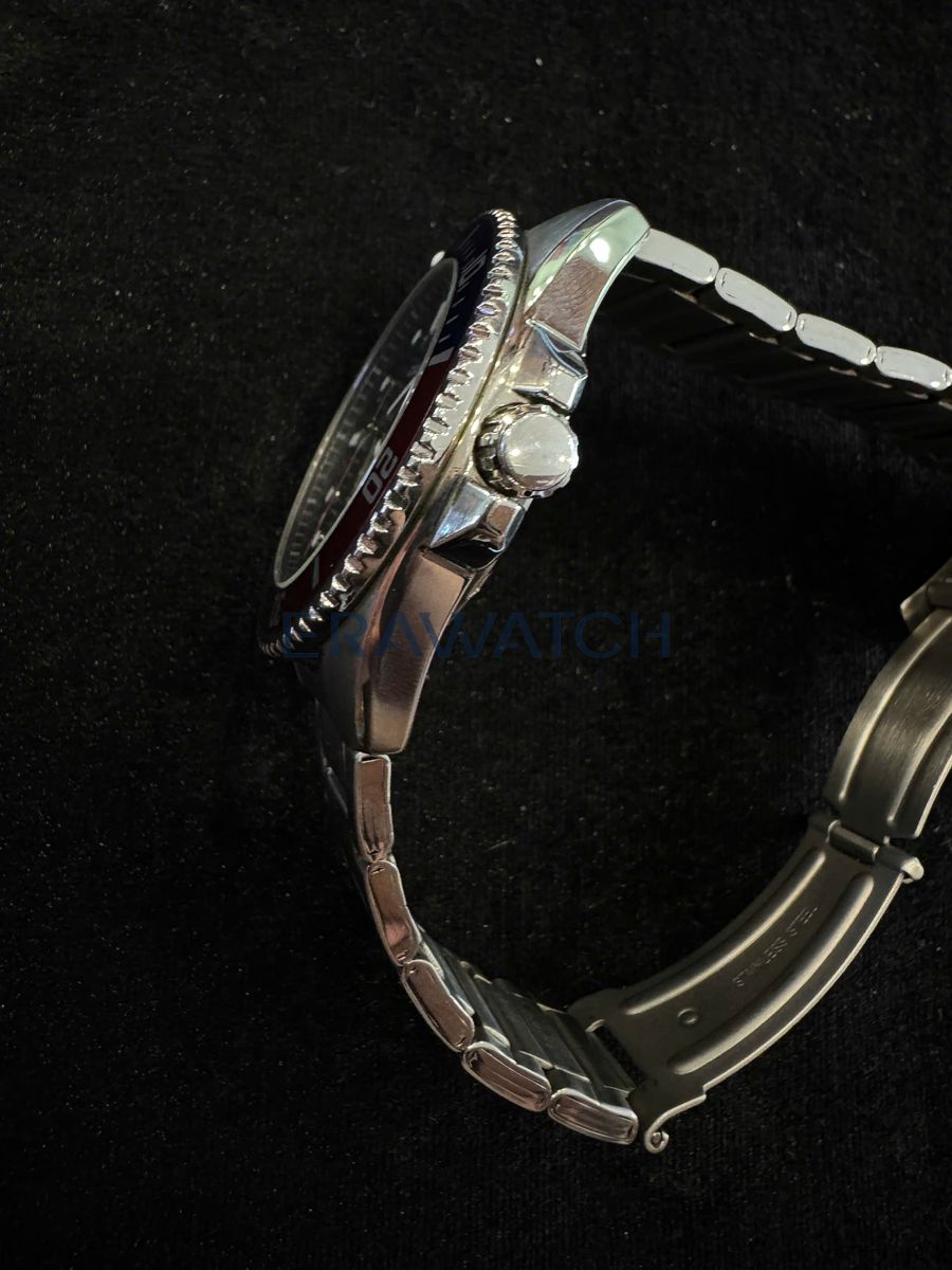 Thực hiện xử lý các vết xước dăm, đánh bóng đồng hồ Casio 