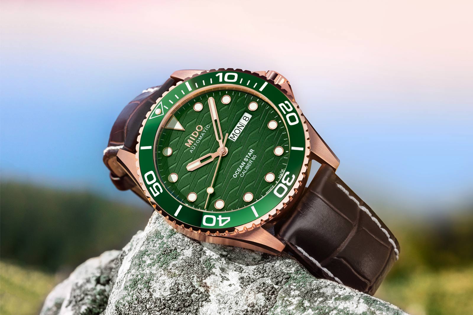 Mido ra mắt Ocean Star 200C mới với mặt số xanh lá cây và vỏ phủ PVD vàng hồng