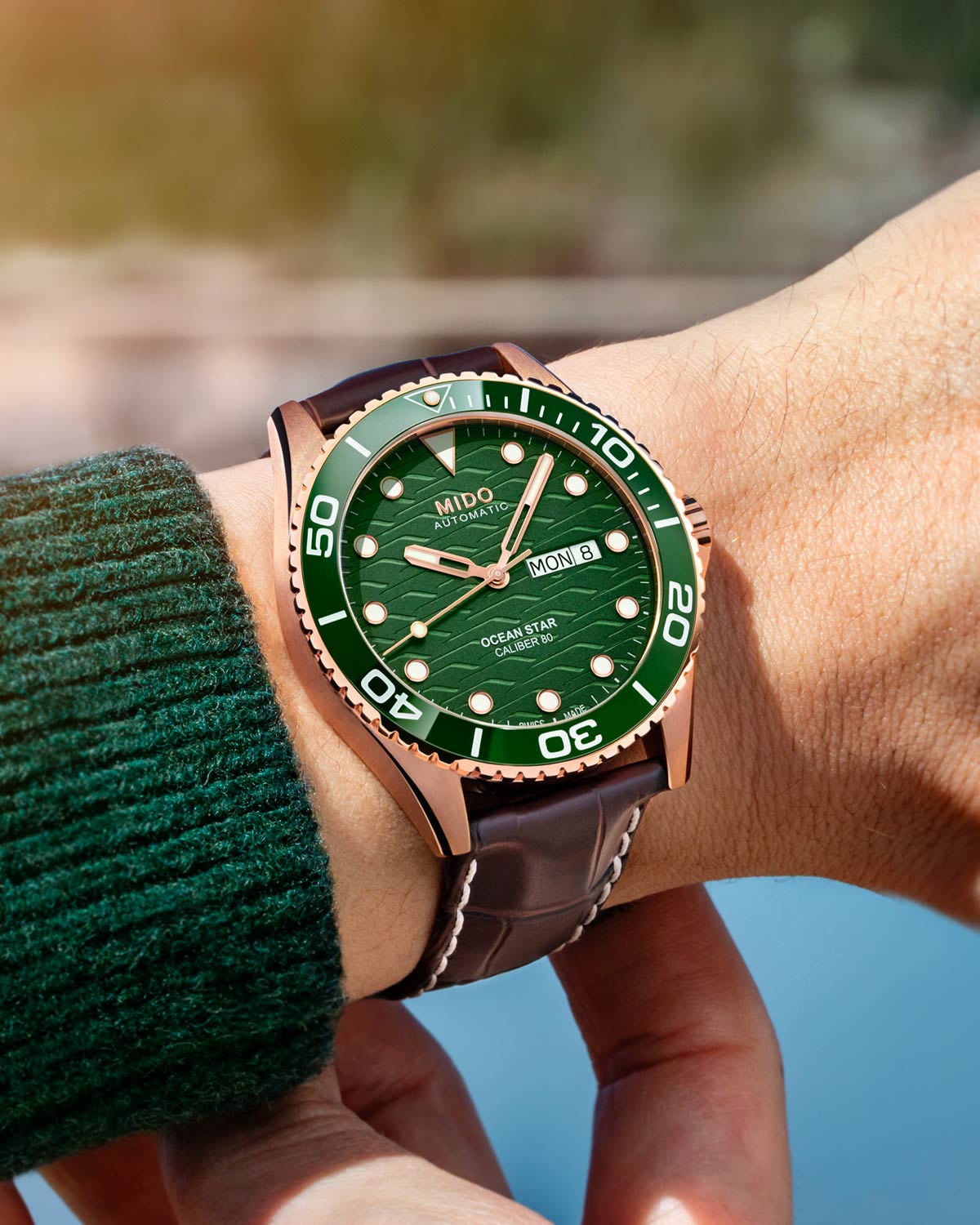 Mido ra mắt Ocean Star 200C mới với mặt số xanh lá cây và vỏ phủ PVD vàng hồng