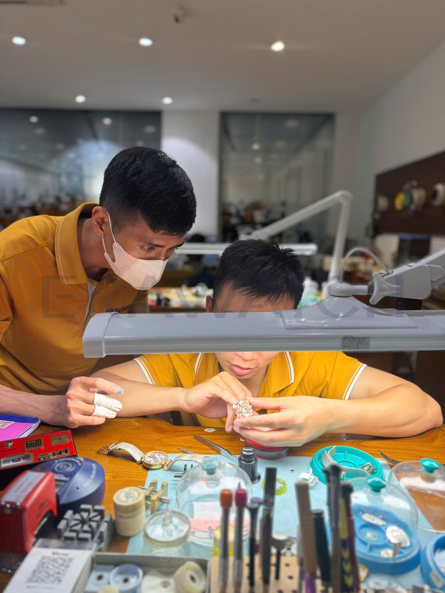 Dịch vụ thu mua đồng hồ cũ giá cao 1 Kỹ thuật viên Nguyễn Quang Hiếu giúp đỡ học viên