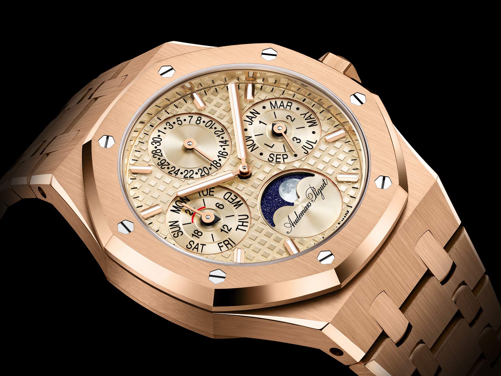 Audemars Piguet Royal Oak Selfwinding Perpetual Calendar hiện có kích thước 38mm