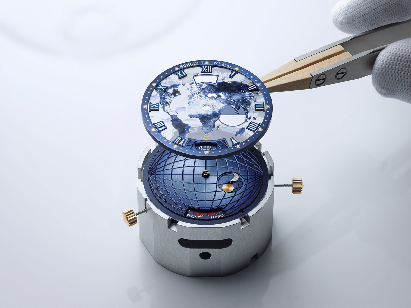 Breguet Marine Hora Mundi 5555 ra mắt với mặt số tráng men phát quang hiển thị giờ kép