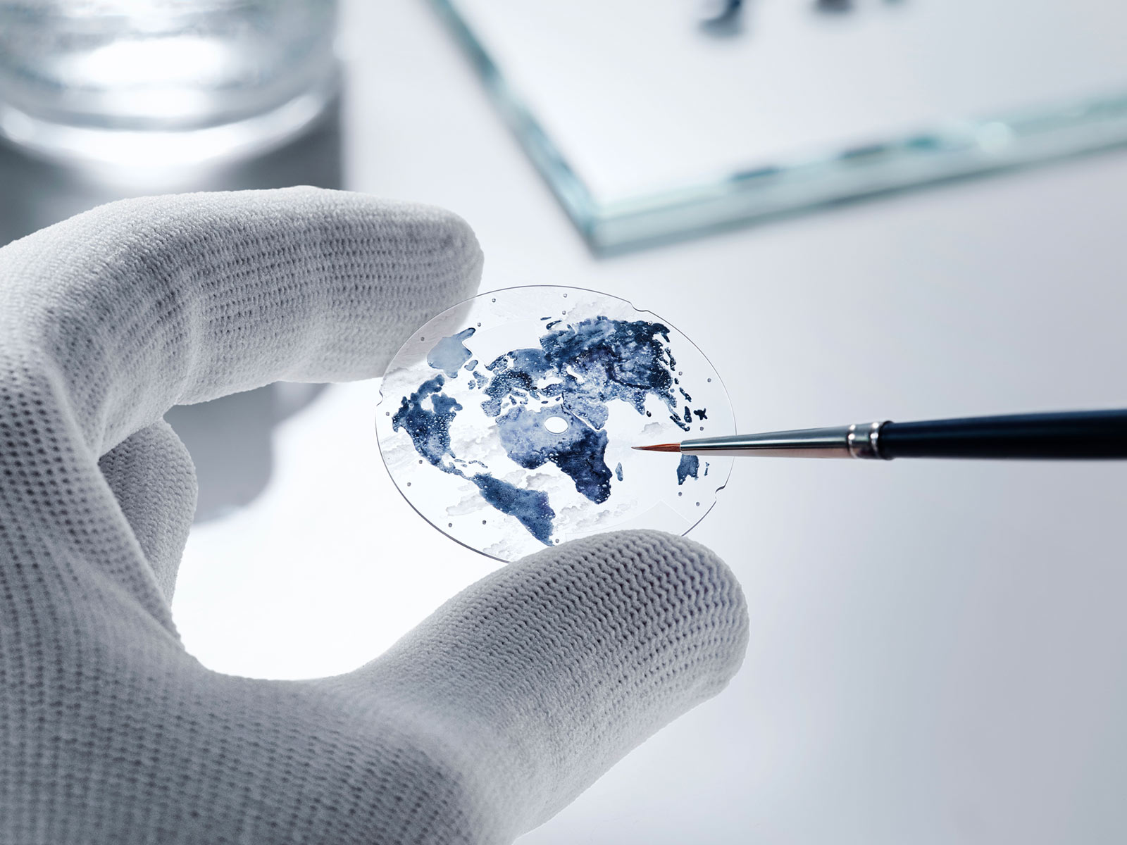 Breguet Marine Hora Mundi 5555 ra mắt với mặt số tráng men phát quang hiển thị giờ kép