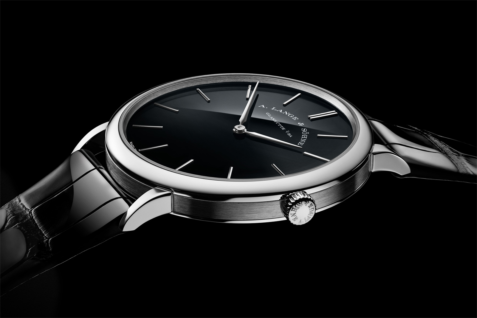 Mặt số onyx đen tỏa sáng trên hai phiên bản giới hạn A. Lange & Söhne Saxonia Thin bằng vàng Honeygold và bạch kim 5 Mặt số onyx đen tỏa sáng trên hai phiên bản giới hạn A. Lange & Söhne Saxonia Thin bằng vàng Honeygold và bạch kim