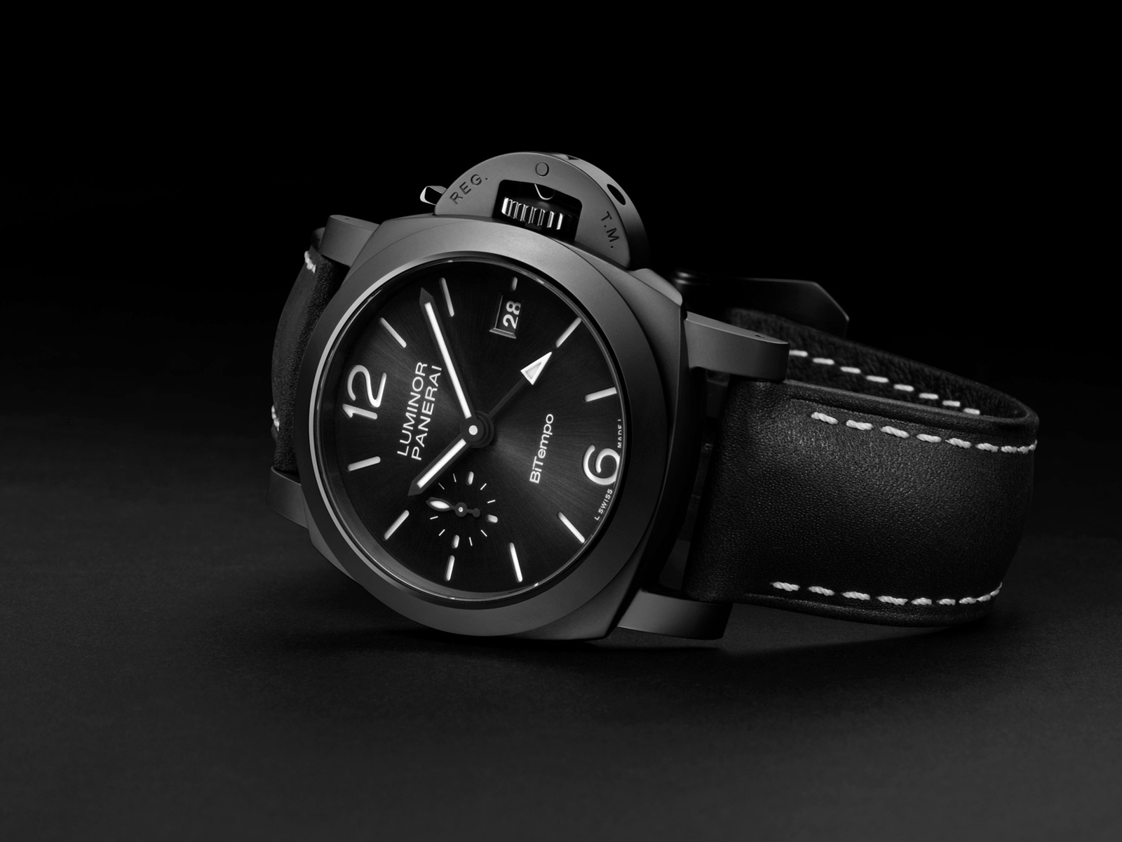 Panerai Luminor GMT Ceramica PAM01460: chiếc Luminor 40 mm đầu tiên bằng gốm đen 3 Panerai Luminor GMT Ceramica PAM01460