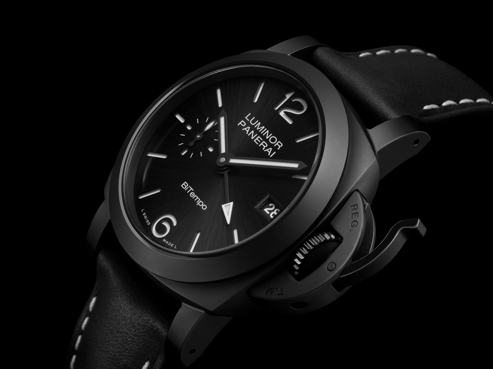 Panerai Luminor GMT Ceramica PAM01460: chiếc Luminor 40 mm đầu tiên bằng gốm đen 4 Panerai Luminor GMT Ceramica PAM01460