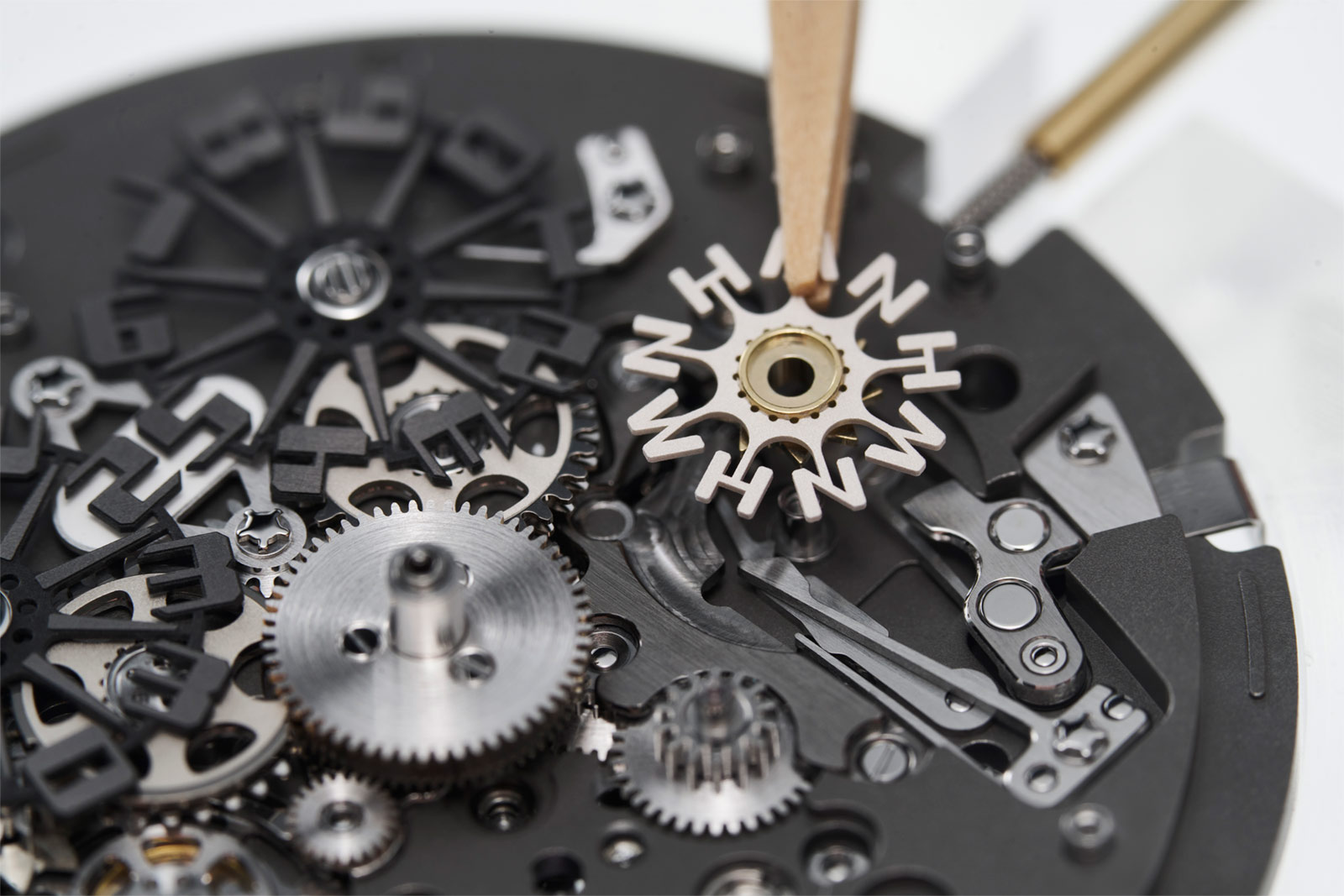 Richard Mille giới thiệu đồng hồ RM 63-02 Automatic Worldtimer bằng vàng đỏ và titan