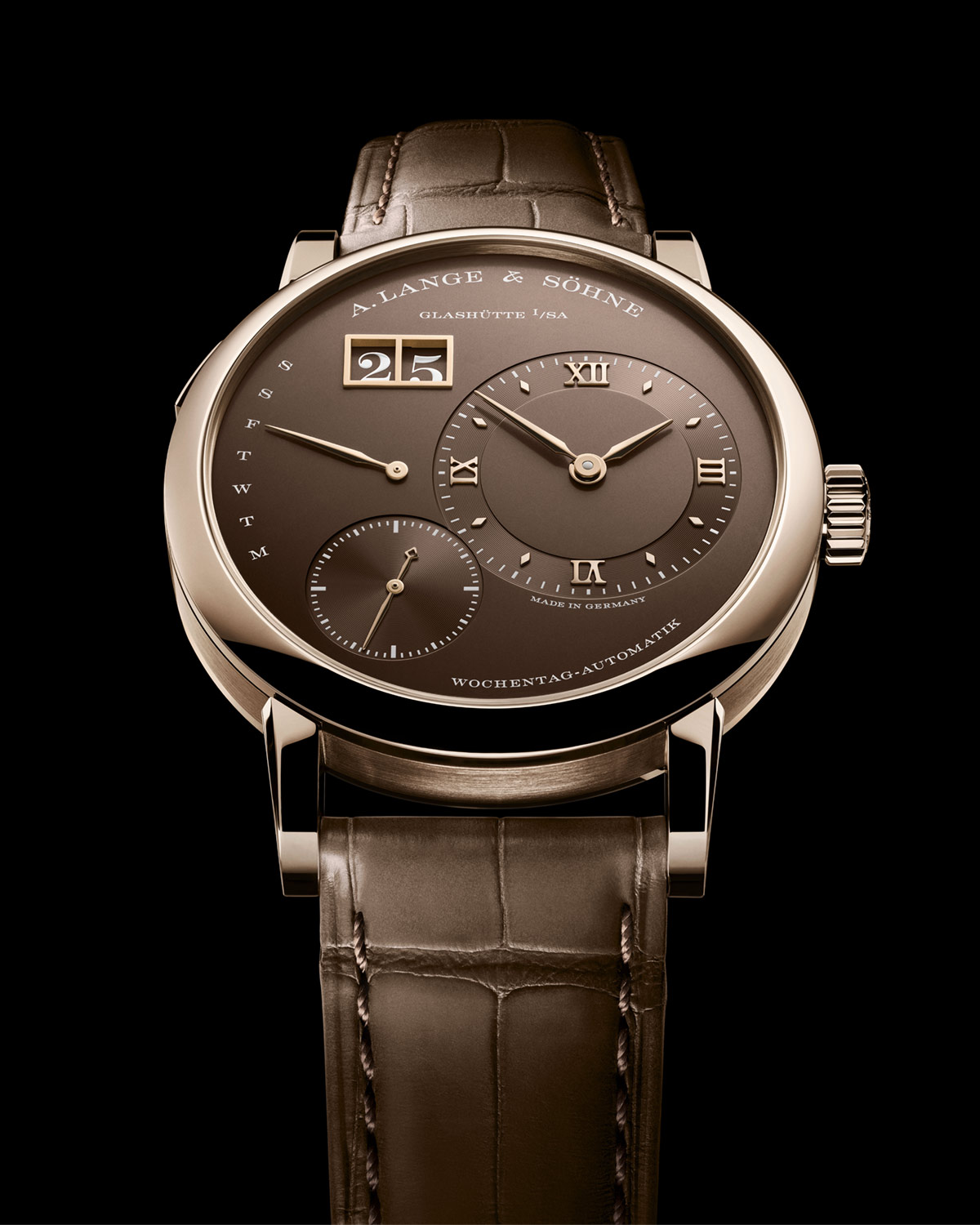 A. Lange & Söhne Lange 1 Daymatic Honeygold: lần đầu xuất hiện với Honeygold, giới hạn 250 chiếc 2 A. Lange & Söhne Lange 1 Daymatic Honeygold: phiên bản vàng mật ong đầu tiên, giới hạn 250 chiếc.