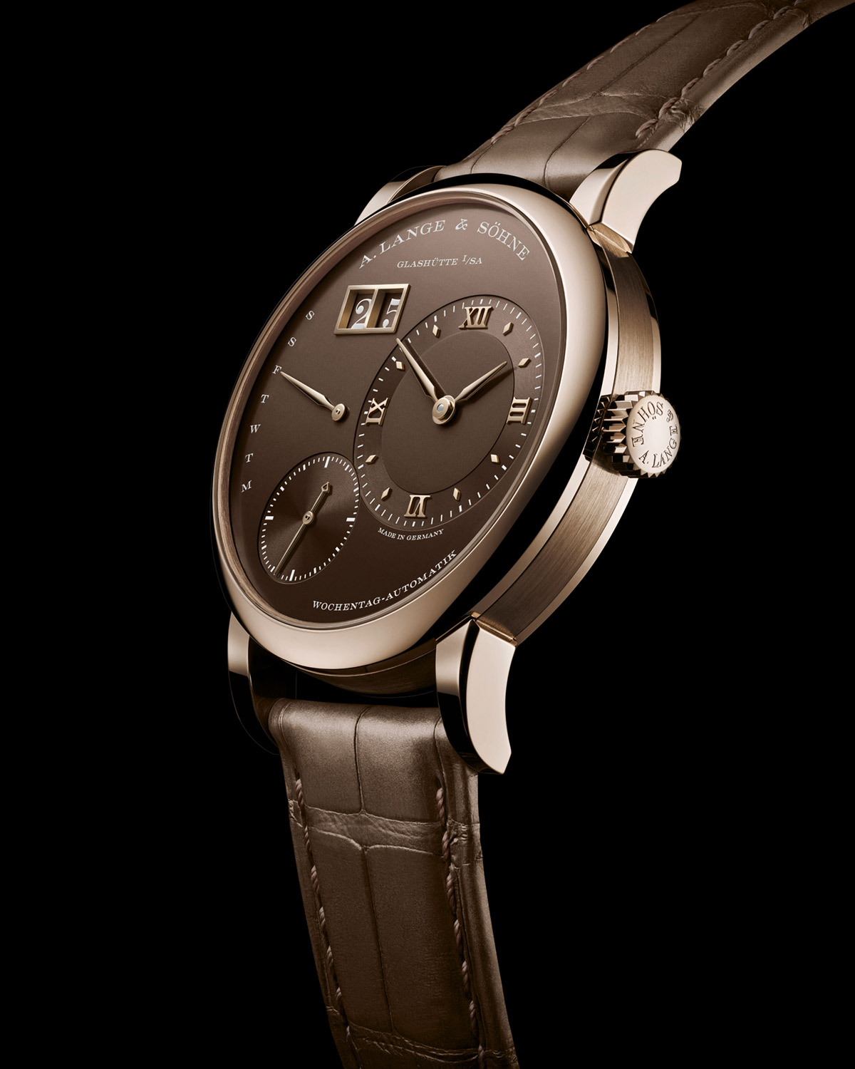 A. Lange & Söhne Lange 1 Daymatic Honeygold: lần đầu xuất hiện với Honeygold, giới hạn 250 chiếc 3 A. Lange & Söhne Lange 1 Daymatic Honeygold: phiên bản vàng mật ong đầu tiên, giới hạn 250 chiếc.