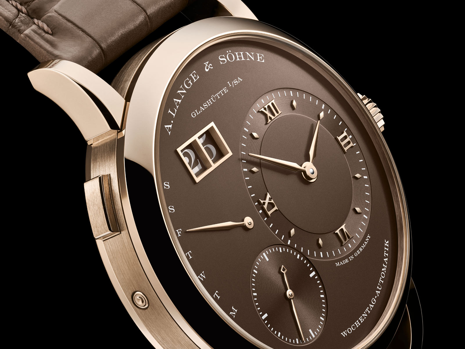 A. Lange & Söhne Lange 1 Daymatic Honeygold: lần đầu xuất hiện với Honeygold, giới hạn 250 chiếc 7 A. Lange & Söhne Lange 1 Daymatic Honeygold: phiên bản vàng mật ong đầu tiên, giới hạn 250 chiếc.