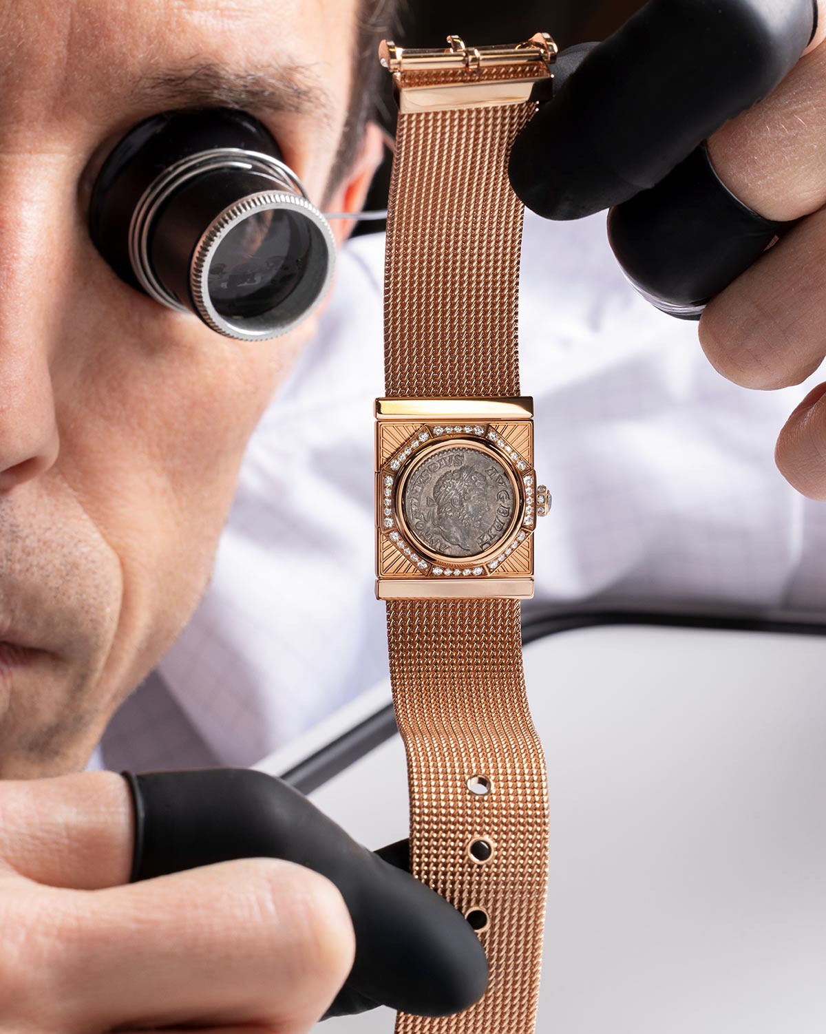 Bulgari ra mắt Maglia Milanese Monete, một chiếc đồng hồ bí mật mới kết hợp giữa đồng xu cổ và lưới Milanese