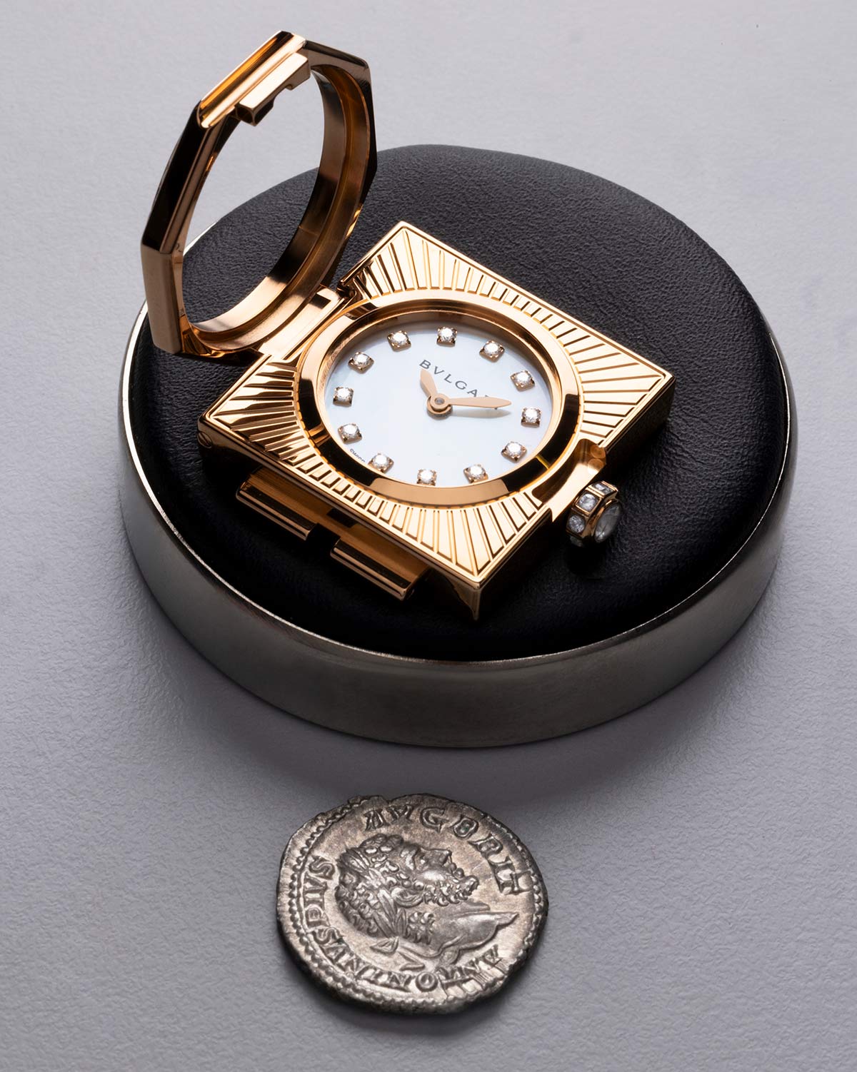 Bulgari ra mắt Maglia Milanese Monete, một chiếc đồng hồ bí mật mới kết hợp giữa đồng xu cổ và lưới Milanese