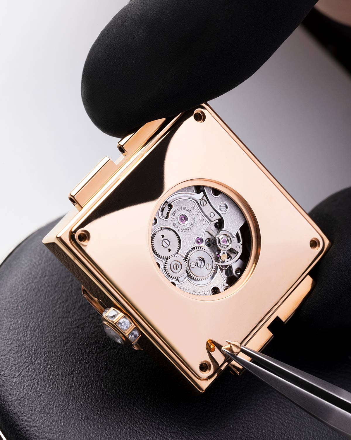 Bulgari ra mắt Maglia Milanese Monete, một chiếc đồng hồ bí mật mới kết hợp giữa đồng xu cổ và lưới Milanese