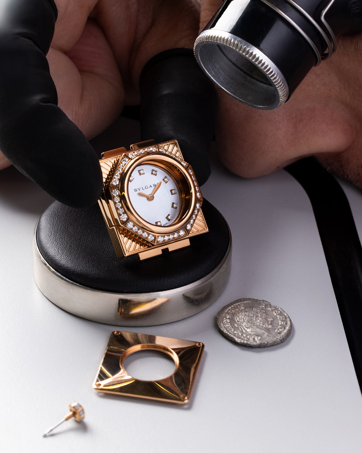 Bulgari ra mắt Maglia Milanese Monete, một chiếc đồng hồ bí mật mới kết hợp giữa đồng xu cổ và lưới Milanese