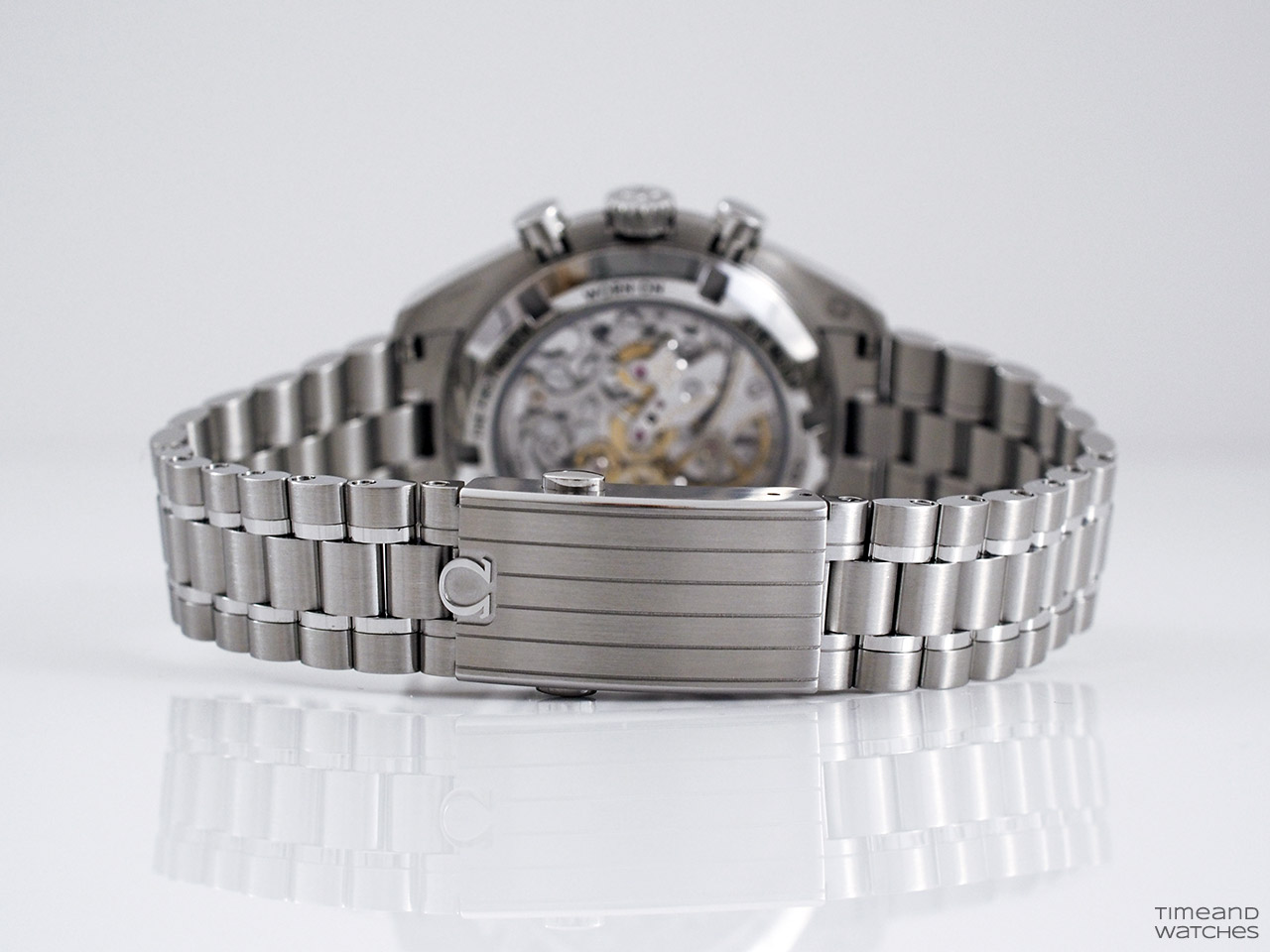 Omega ra mắt mẫu Speedmaster Moonwatch mới với mặt số "Panda" đen trắng. 8 Omega ra mắt mẫu Speedmaster Moonwatch mới với mặt số "Panda" đen trắng.