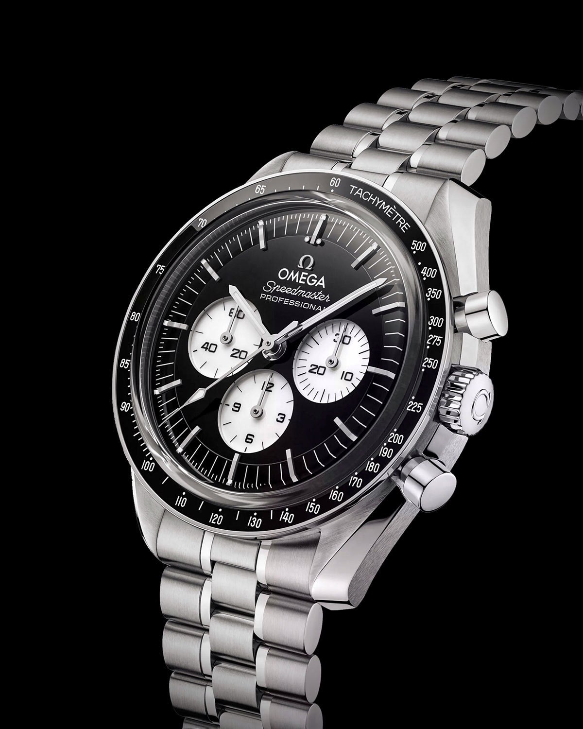 Omega ra mắt mẫu Speedmaster Moonwatch mới với mặt số "Panda" đen trắng. 2 Omega ra mắt mẫu Speedmaster Moonwatch mới với mặt số "Panda" đen trắng.
