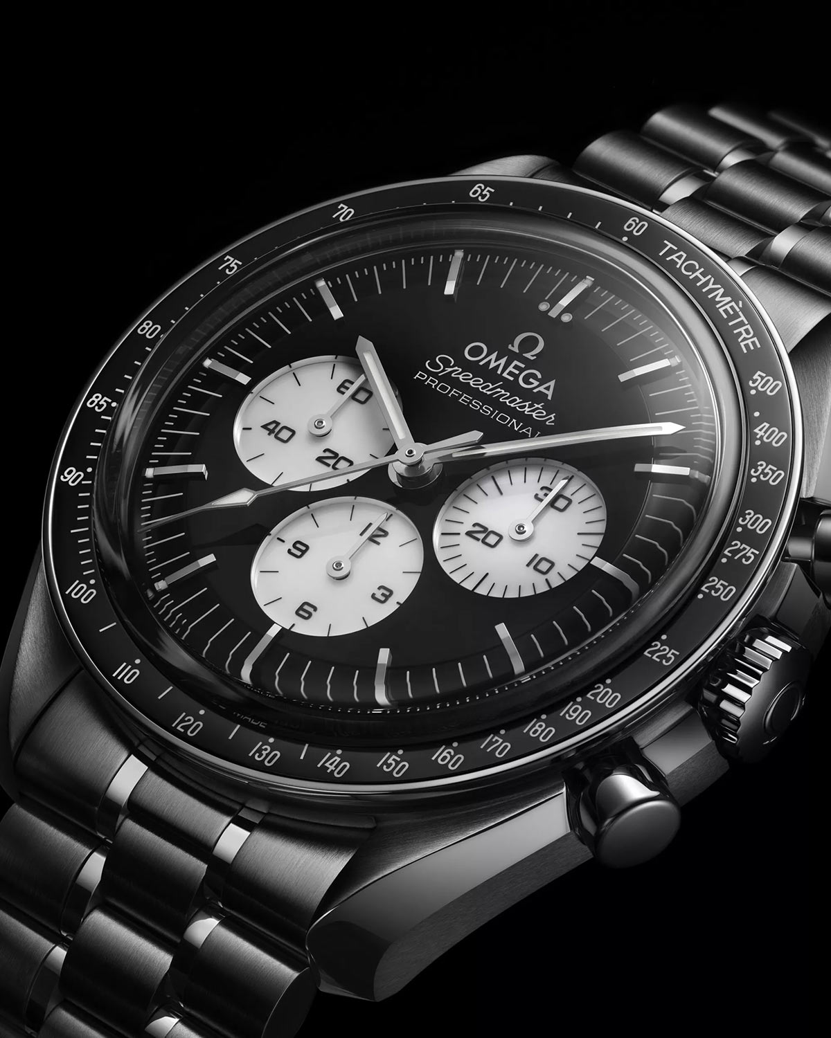 Omega ra mắt mẫu Speedmaster Moonwatch mới với mặt số "Panda" đen trắng. 4 Omega ra mắt mẫu Speedmaster Moonwatch mới với mặt số "Panda" đen trắng.