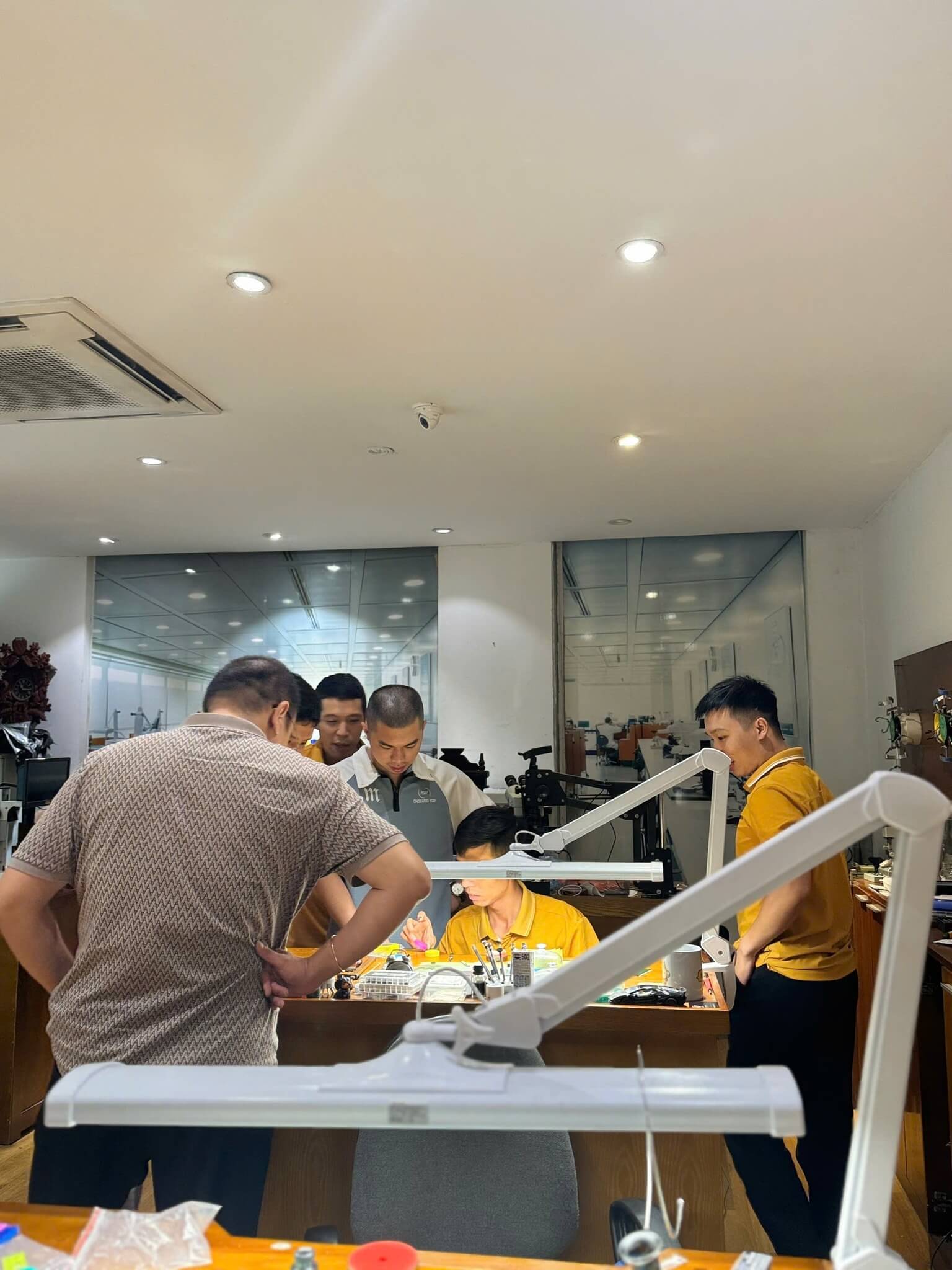anh Hiếu đang chia sẻ với các học viên những lời khuyên trước khi tiến hành sửa chữa trên đồng hồ thật.