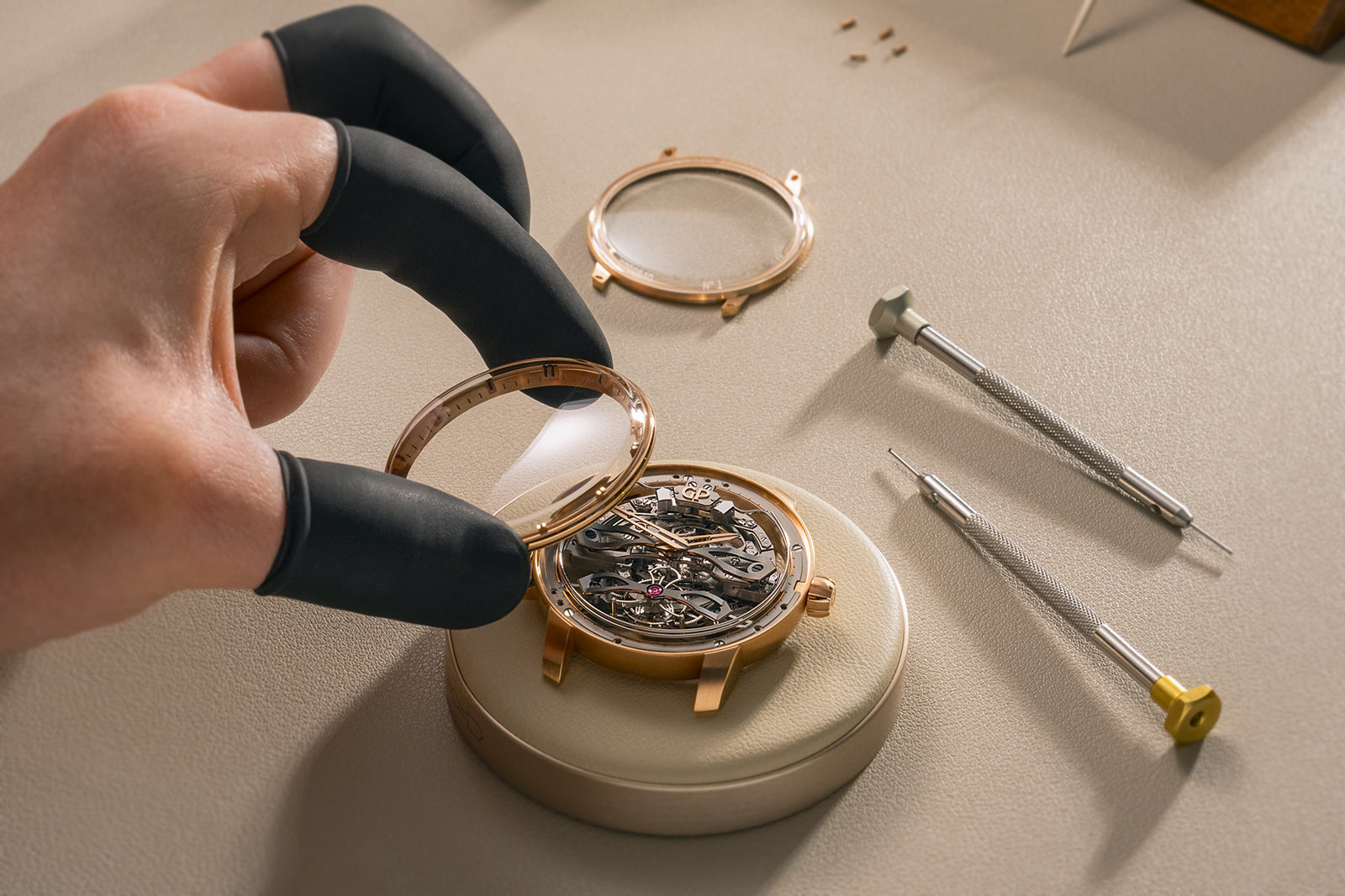 Girard-Perregaux ra mắt mẫu Minute Repeater Flying Bridges mới trang bị bộ máy Calibre GP9530